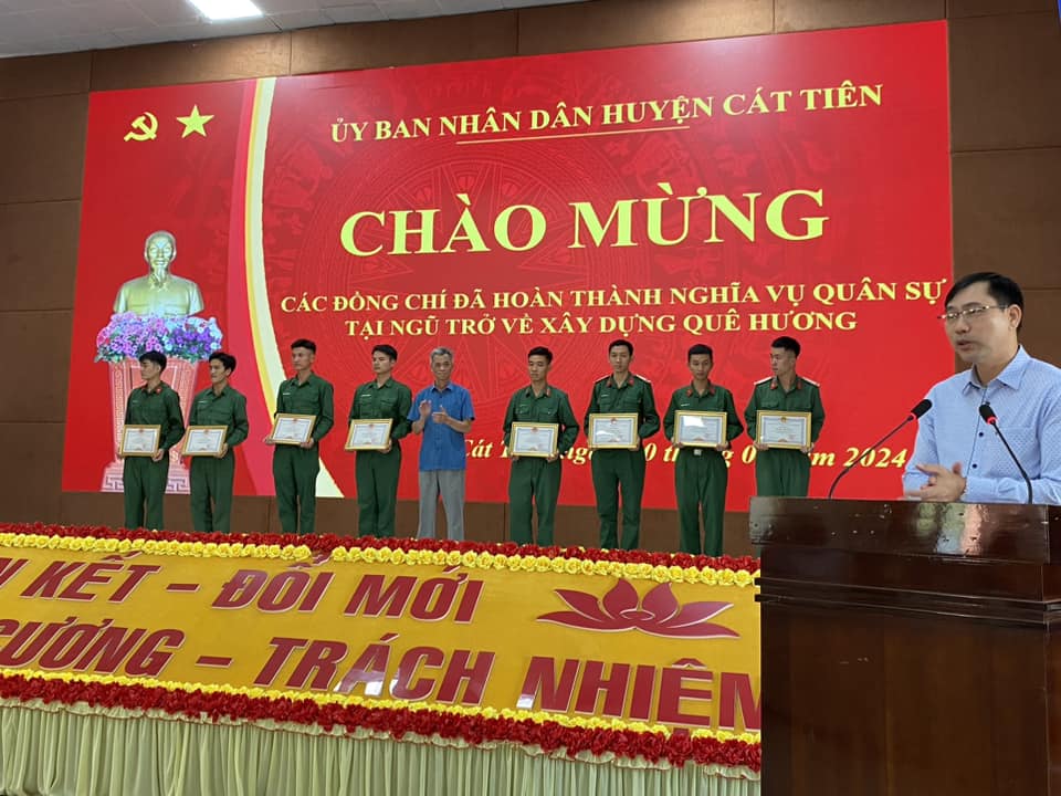 Đồng chí Nông Văn Thành - Phó Chủ tịch HĐND huyện Cát Tiên tặng giấy khen cho các chiến sĩ có thành tích trong thực hiện nghĩa vụ quân sự. 