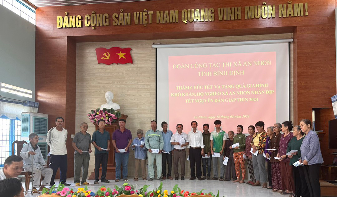 Đoàn công tác thị xã An Nhơn tặng các phần quà cho người dân xã An Nhơn huyện Đạ Tẻh