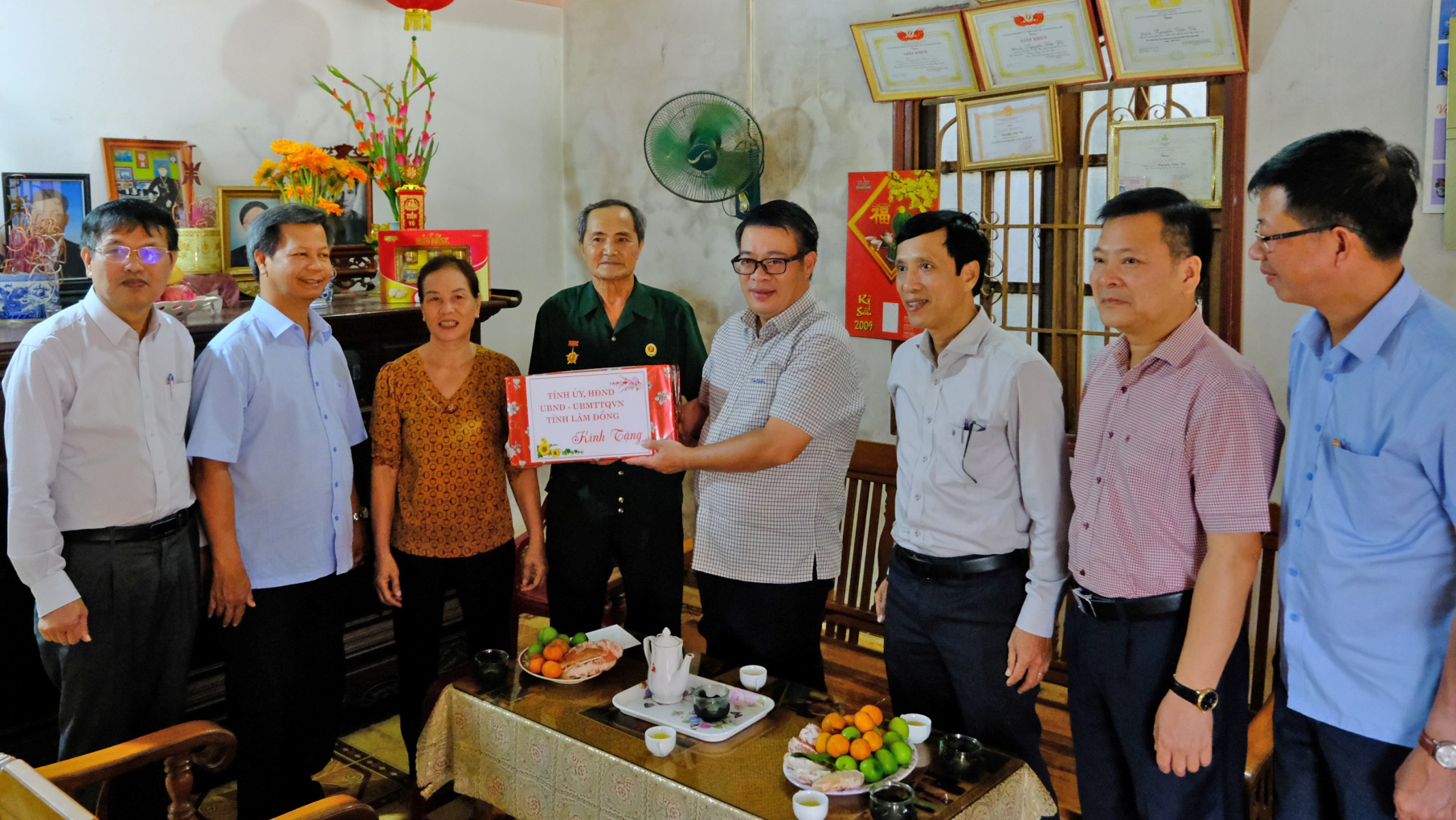 Đồng chí Nguyễn Ngọc Phúc cùng lãnh đạo các sở ngành, địa phương đến thăm tặng quà Tết cho gia đình ông Nguyễn Văn Vũ