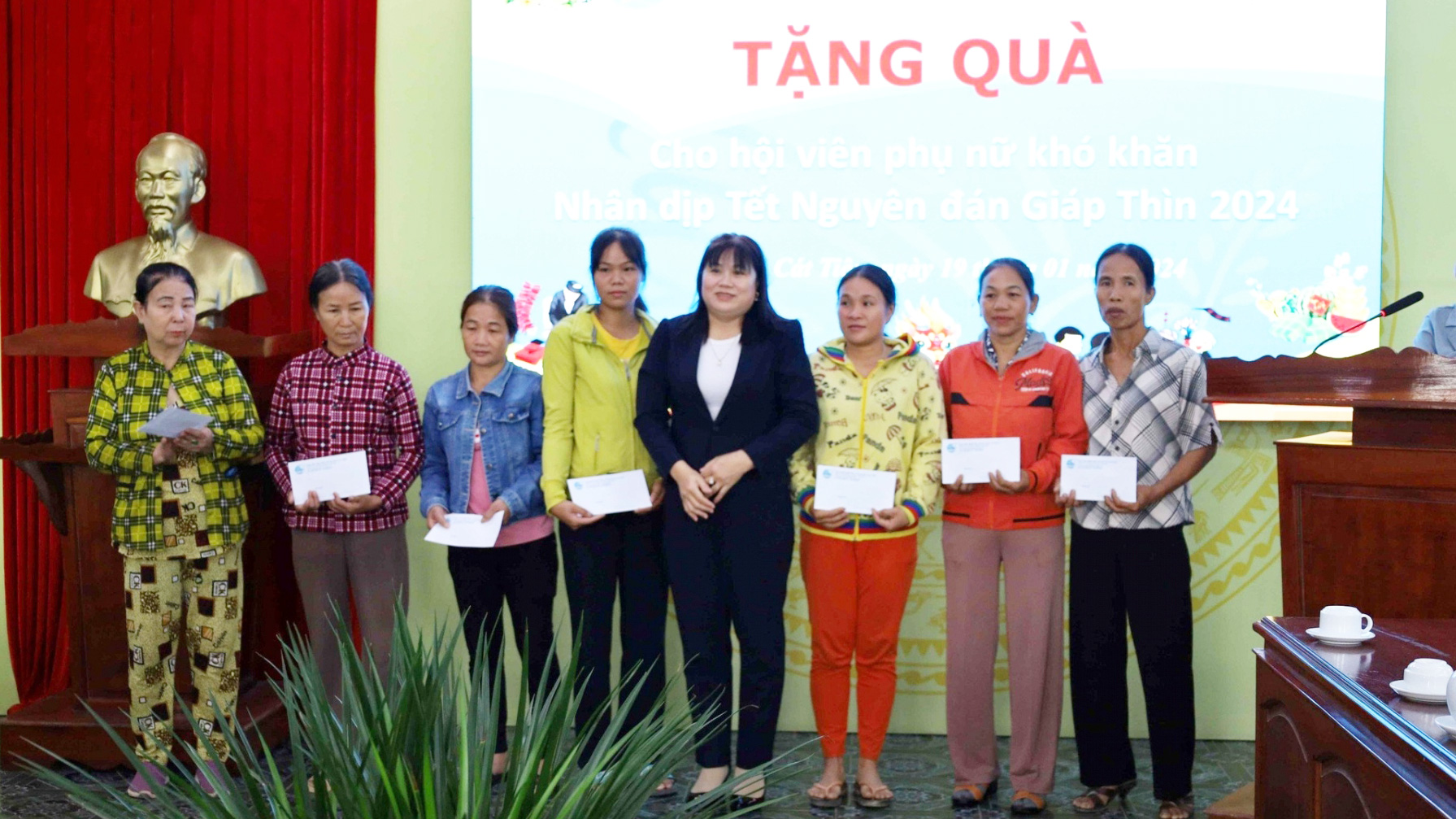 Hội Liên hiệp Phụ nữ huyện Cát Tiên tặng quà cho hội viên có hoàn cảnh khó khăn