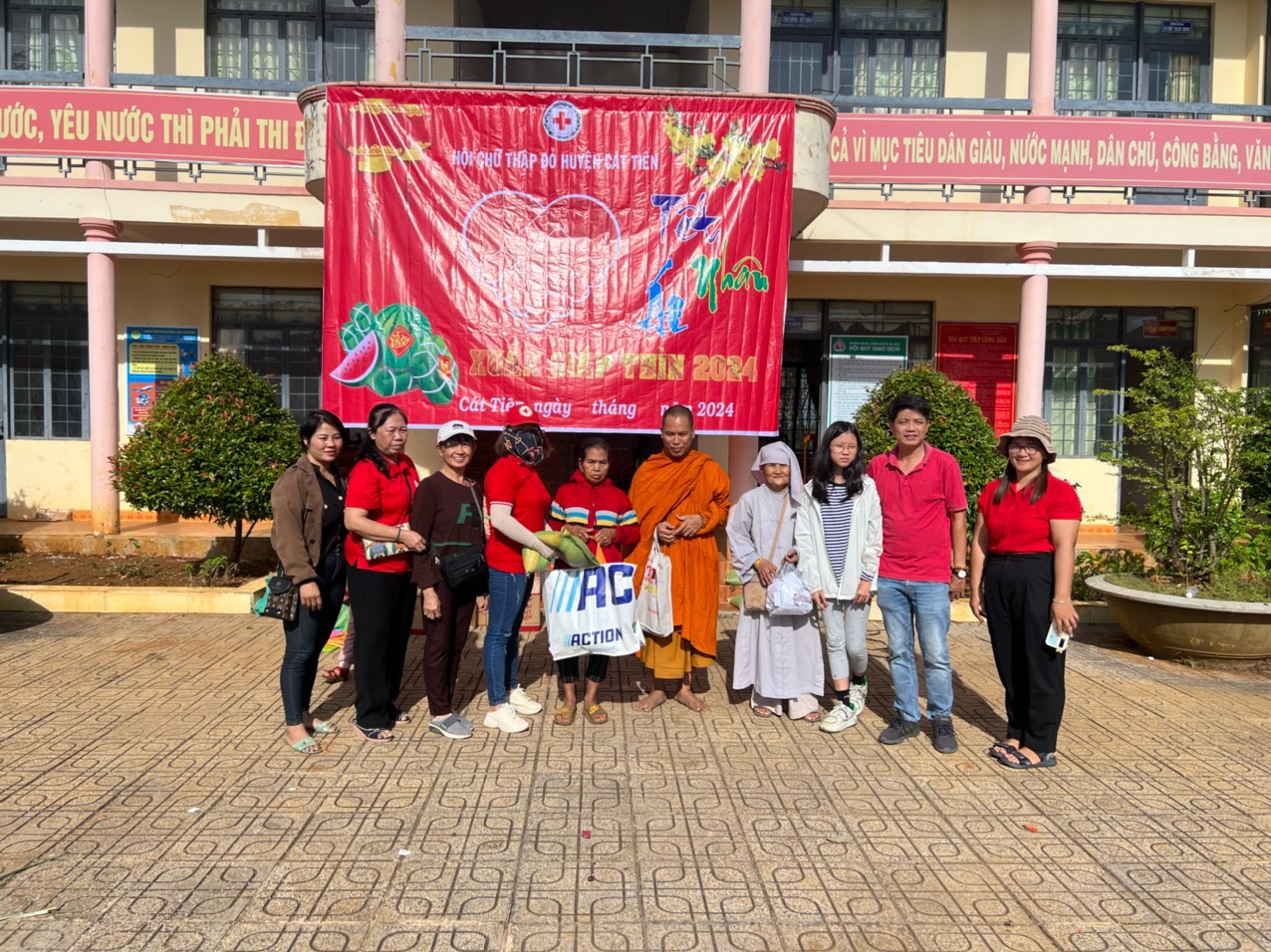 Đại diện Hội Chữ thập đỏ huyện Cát Tiên phối hợp với các sư huyện Bình Chánh – Thành phố Hồ Chí Minh trao quà cho người dân. 