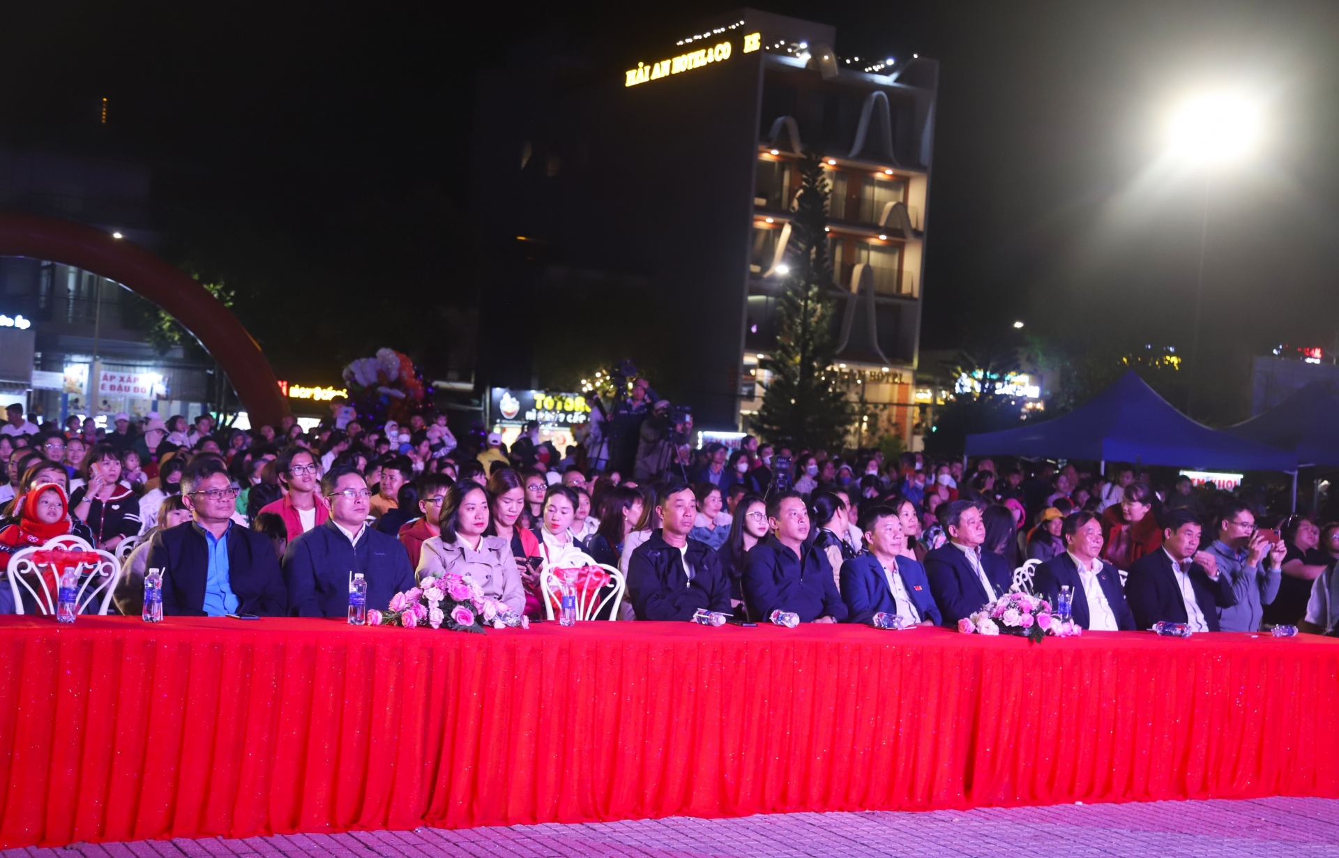 Các đồng chí lãnh đạo TP Bảo Lộc tham dự Chương trình nghệ thuật chào đón năm mới 2024