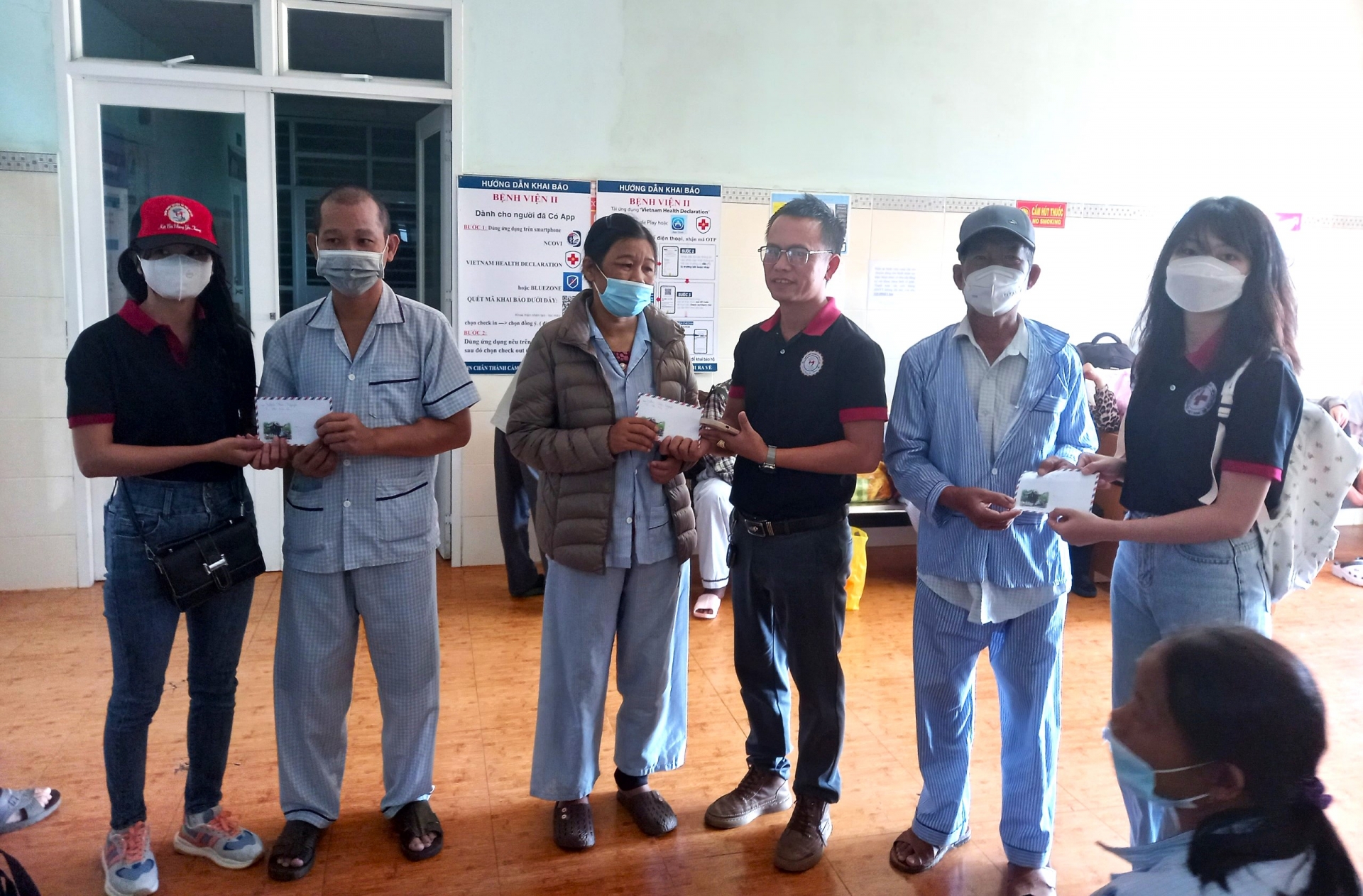 Nhà hảo tâm trao quà tết cho bệnh nhân có hoàn cảnh đặc biệt khó khăn đang chạy thận tại Bệnh viện II Lâm Đồng