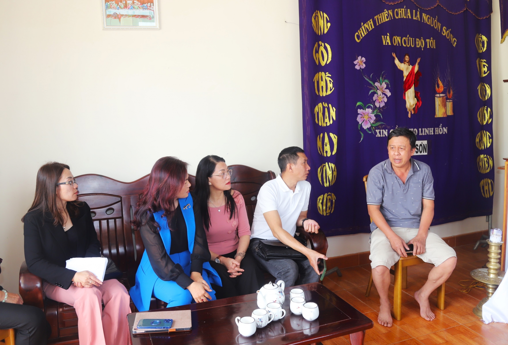 Ông Phan Minh Ngọc (bìa phải), bố chồng chị Linh gửi lời cảm ơn tới Báo Lâm Đồng, chính quyền địa phương và bạn đọc đã đồng hành chia sẻ khó khăn, nỗi đau cùng gia đình