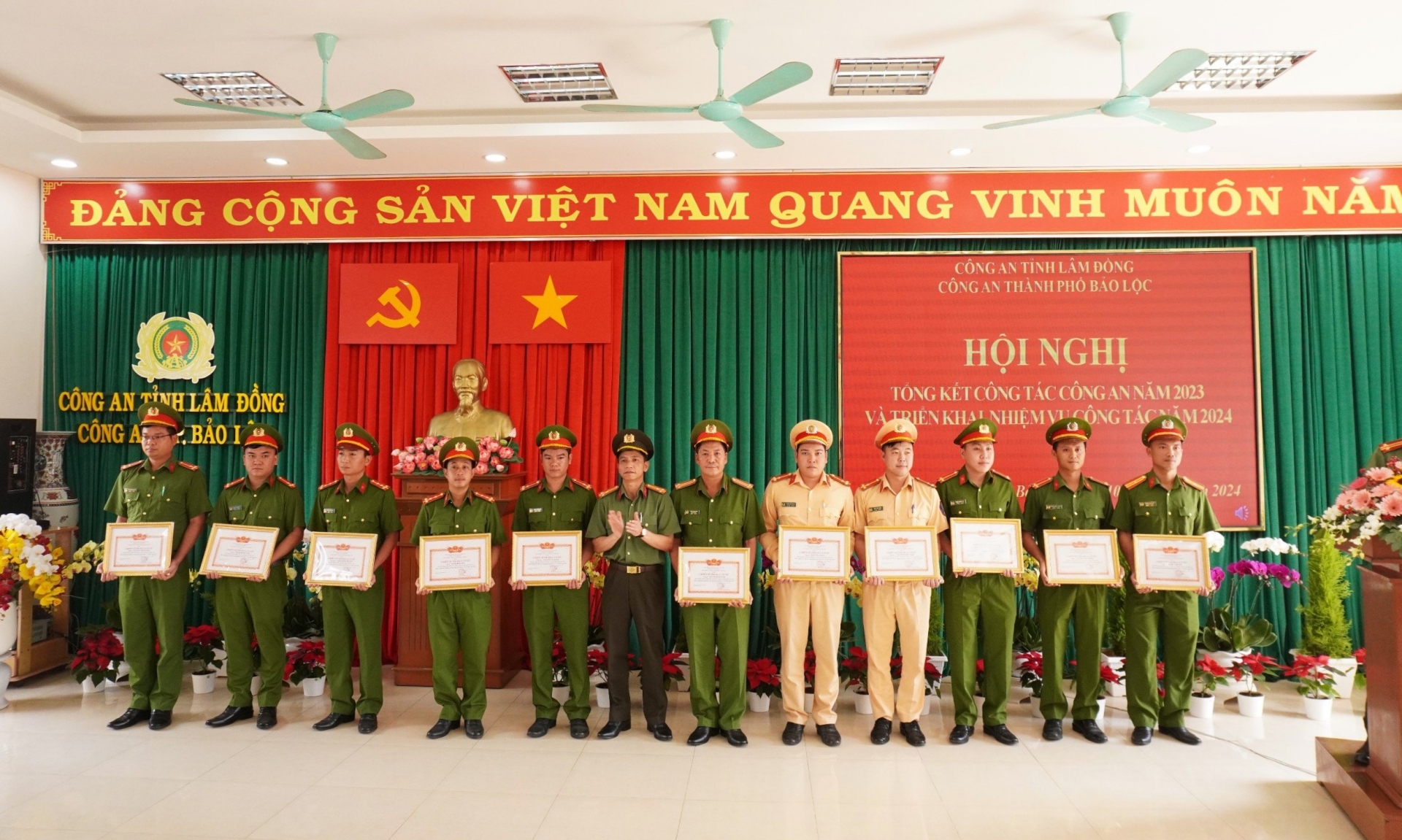 Các cán bộ, chiến sĩ Công an TP Bảo Lộc nhận danh hiệu Chiến sĩ thi đua cấp cơ sở
