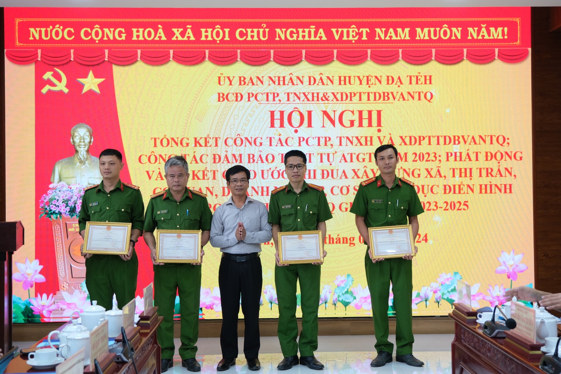 Đồng chí Đinh Viết Bảo – Phó Chủ tịch UBND huyện trao khen thưởng cho các tập thể, cá nhân có thành tích trong năm 2023. 