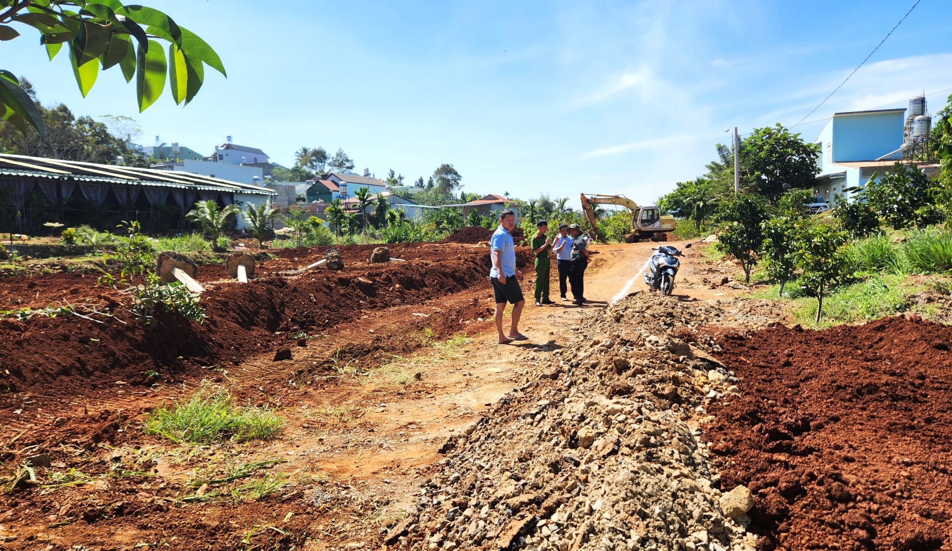Phần đường nhựa đi chung tại hẻm 338 đường Mạc Đĩnh Chi (Phường 2, TP Bảo Lộc) bị ông Sơn cho máy múc đào khiến người dân bức xúc