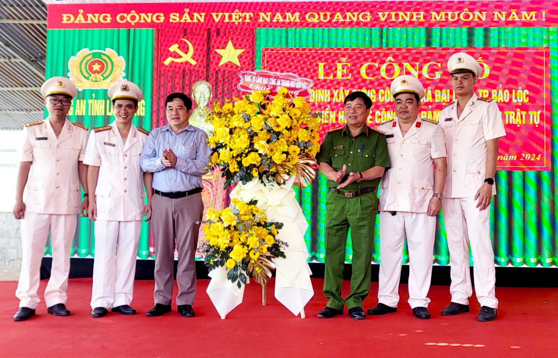 Lãnh đạo UBND TP Bảo Lộc và Công an thành phố tặng hoa chúc mừng Công an xã Đại Lào