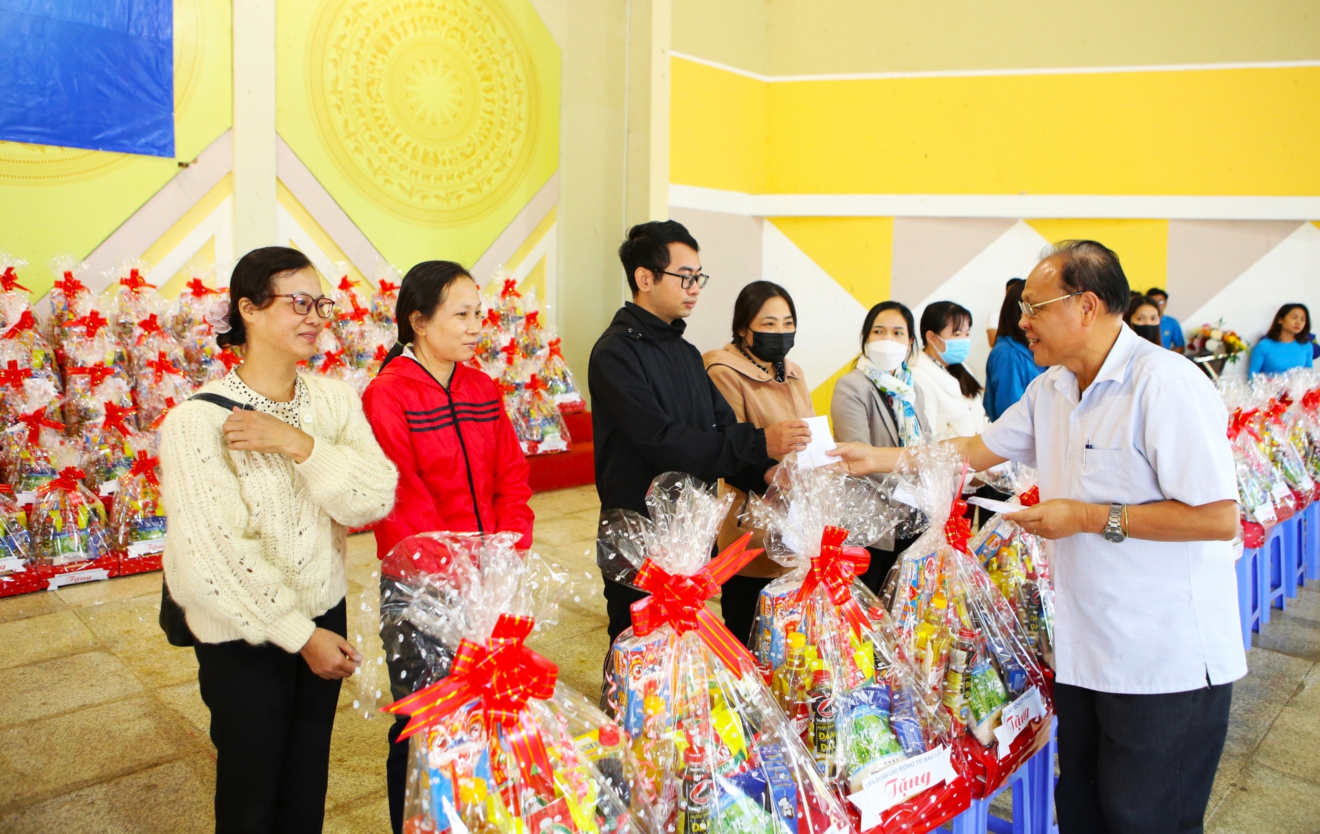 Phó Chủ tịch UBND TP Bảo Lộc Phan Văn Cương trao tặng quà Tết cho người lao động có hoàn cảnh khó khăn