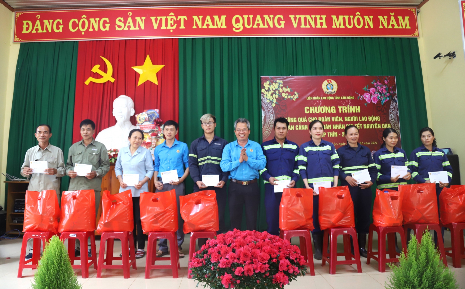 Phó Chủ tịch LĐLĐ tỉnh Lâm Đồng Phạm Thị Lệ Dung và Chủ tịch LĐLĐ TP Bảo Lộc Nguyễn Văn Mạnh trao tặng quà Tết cho người lao động có hoàn cảnh khó khăn