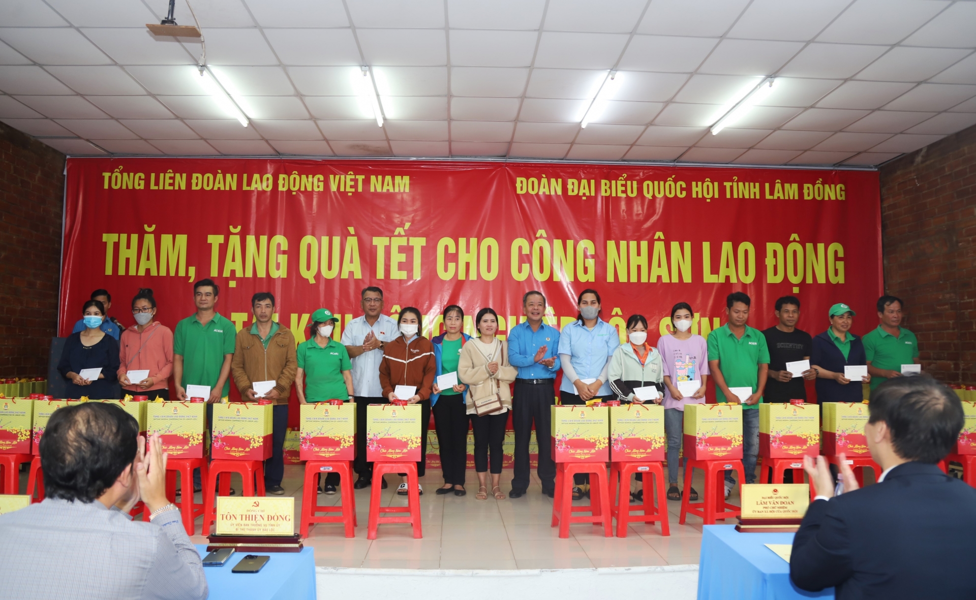 Đồng chí Nguyễn Tạo - Phó Trưởng đoàn Đại biểu Quốc hội tỉnh Lâm Đồng và đồng chí Hoàng Liên - Chủ tịch LĐLĐ tỉnh trao tặng quà cho người lao động khó khăn