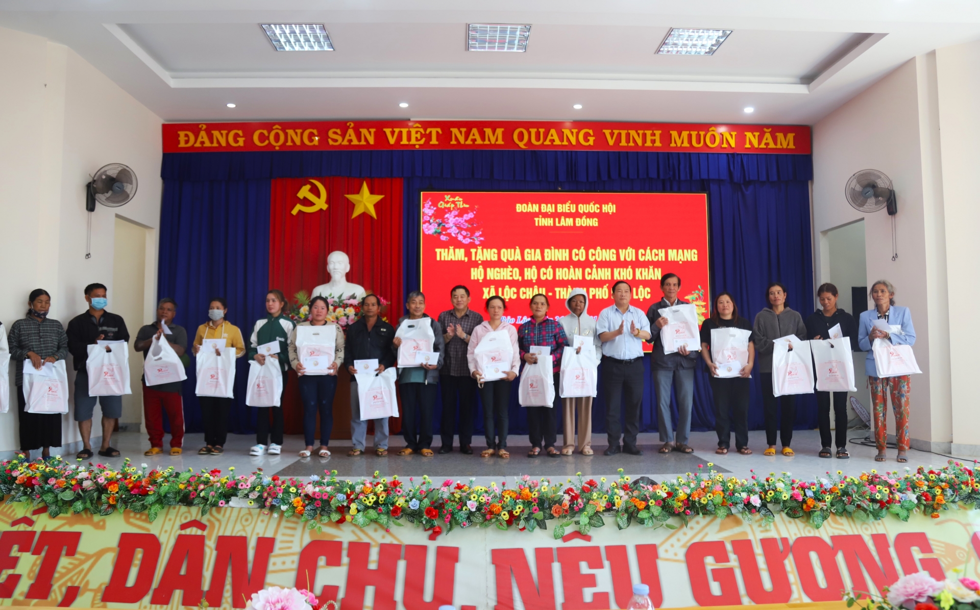 Lãnh đạo Sở Lao động Thương binh và Xã hội tỉnh cùng lãnh đạo TP Bảo Lộc trao tặng quà Tết cho hộ nghèo, hộ đồng bào dân tộc thiểu số xã Lộc Châu
