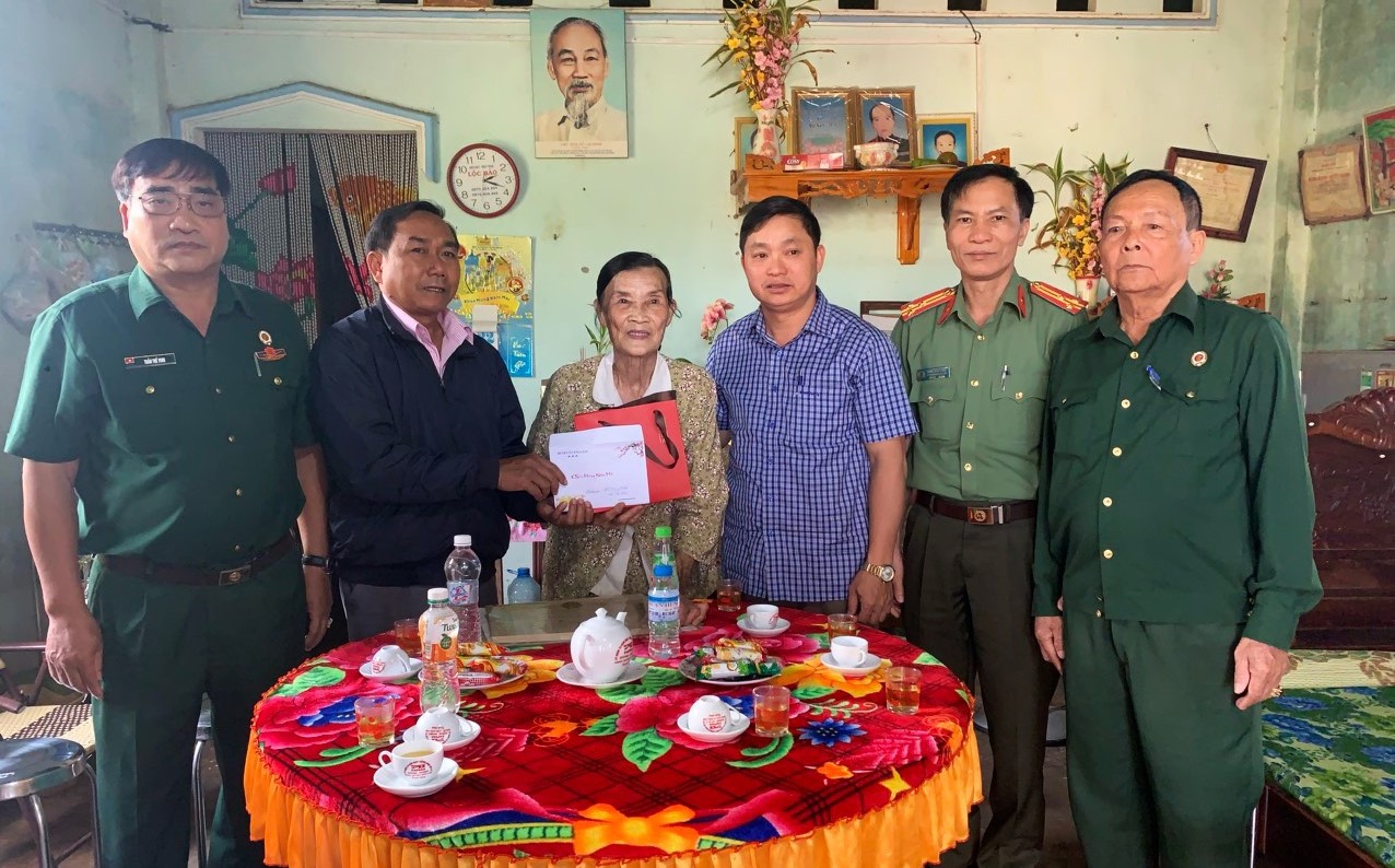 Đồng chí KLình - Phó Bí thư Thường trực Huyện ủy, Chủ tịch HĐND huyện Bảo Lâm tới thăm, tặng quà Tết các gia đình chính sách