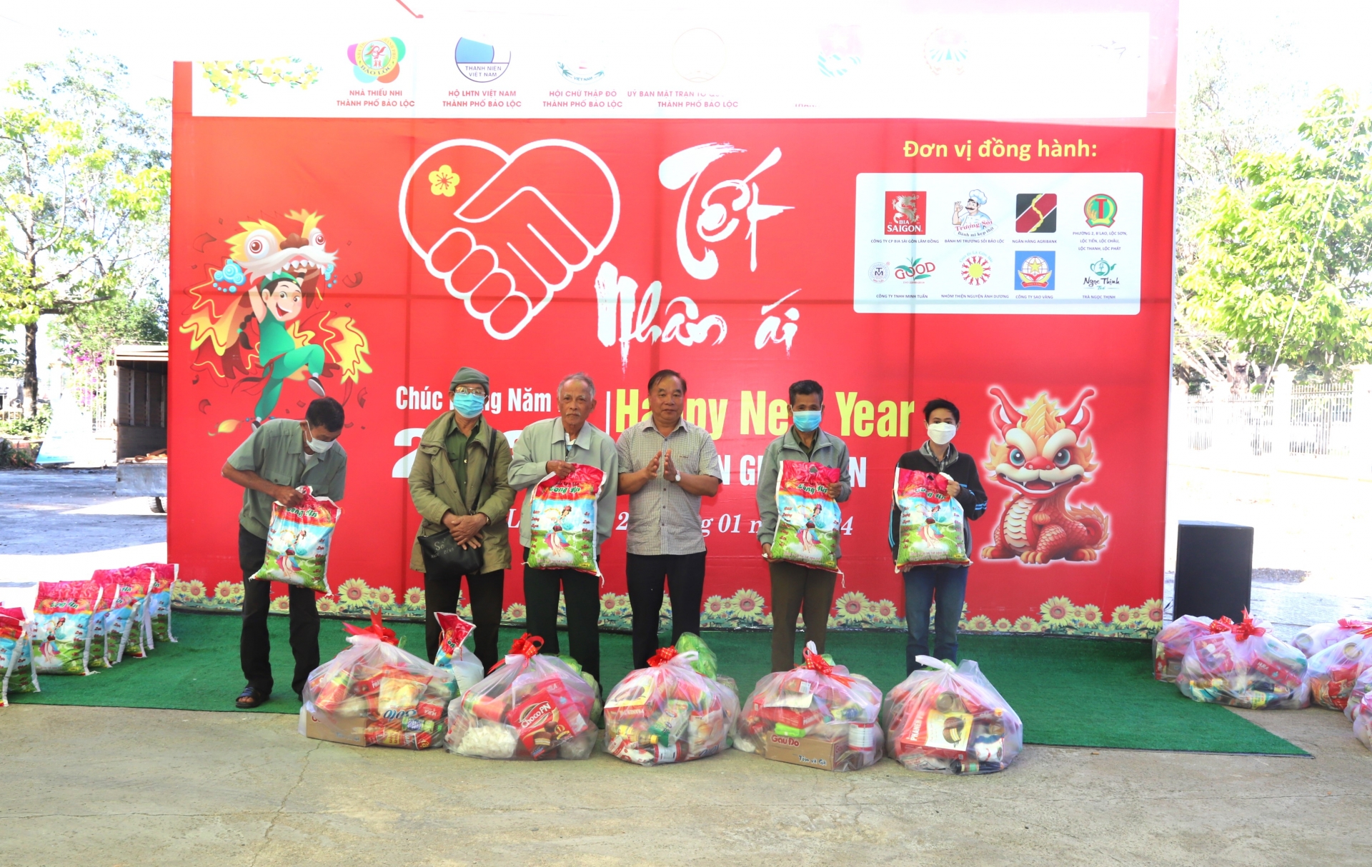 Lãnh đạo Ủy ban MTTQ Việt Nam TP Bảo Lộc và Hội Chữ thập đỏ thành phố trao tặng quà tết cho các hoàn cảnh khó khăn