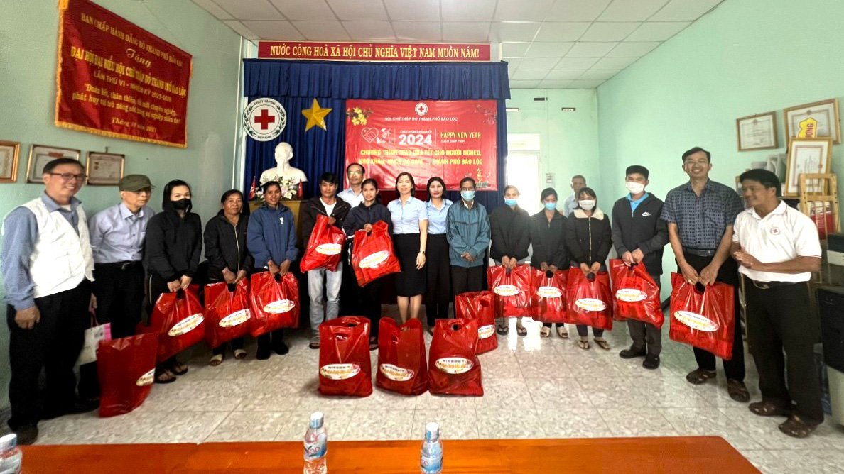 Bảo Lộc: Tiếp tục trao tặng hàng trăm phần quà Tết cho người khó khăn