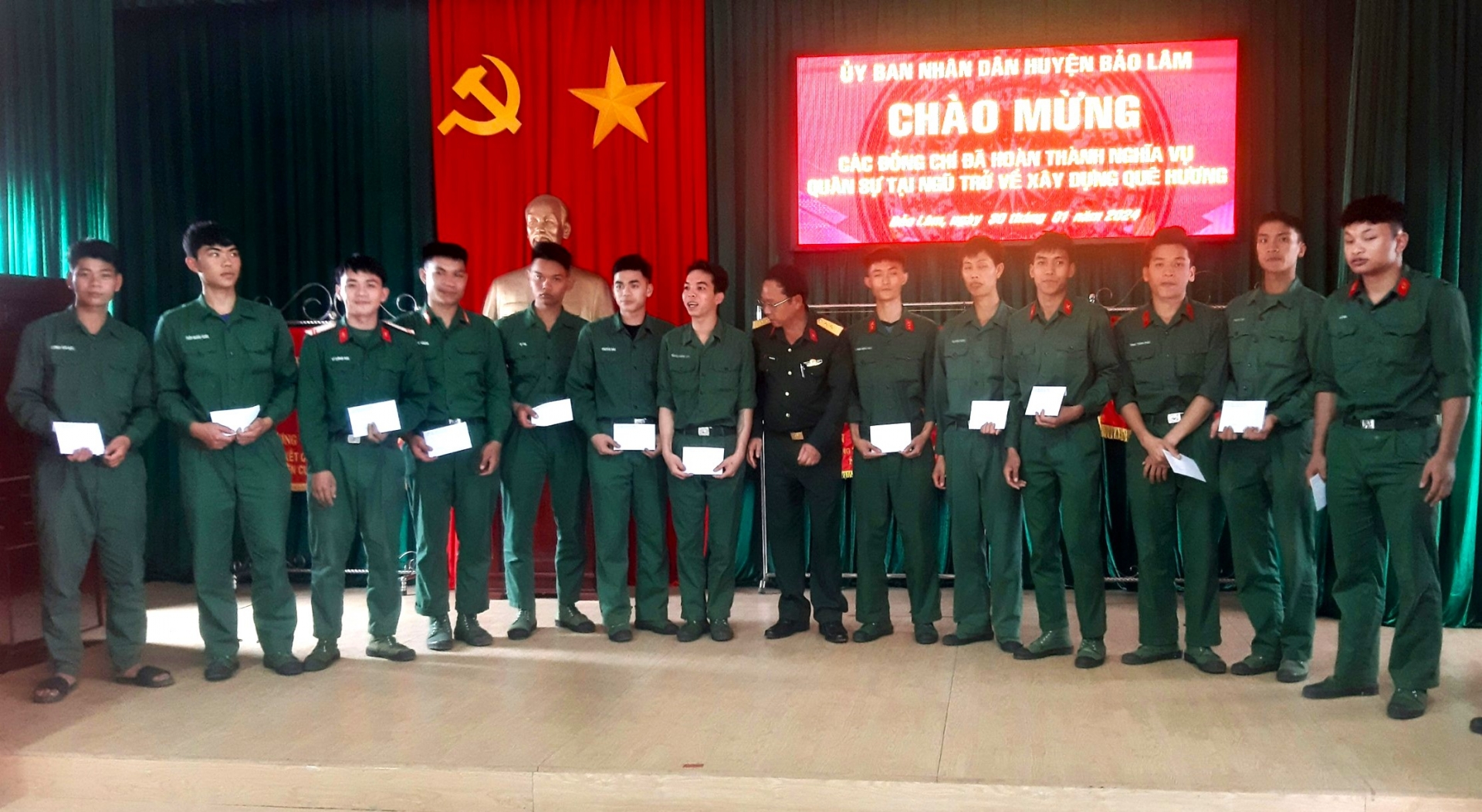Lãnh đạo Ban Chỉ huy Quân sự huyện Bảo Lâm tặng quà các quân nhân xuất ngũ trở về địa phương