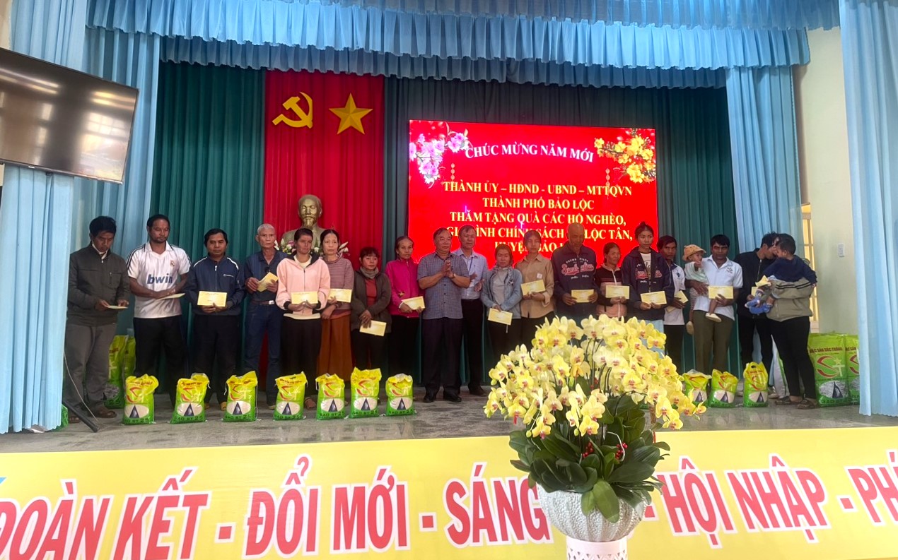 Chủ tịch Ủy ban MTTQ Việt Nam TP Bảo Lộc Huỳnh Minh Chánh trao tặng quà tết cho gia đình chính sách, hộ nghèo xã Lộc Tân