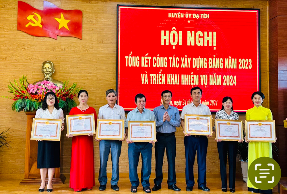 Khen thưởng cho các cá nhân đạt thành tích xuất sắc trong công tác xây dựng Đảng năm 2023