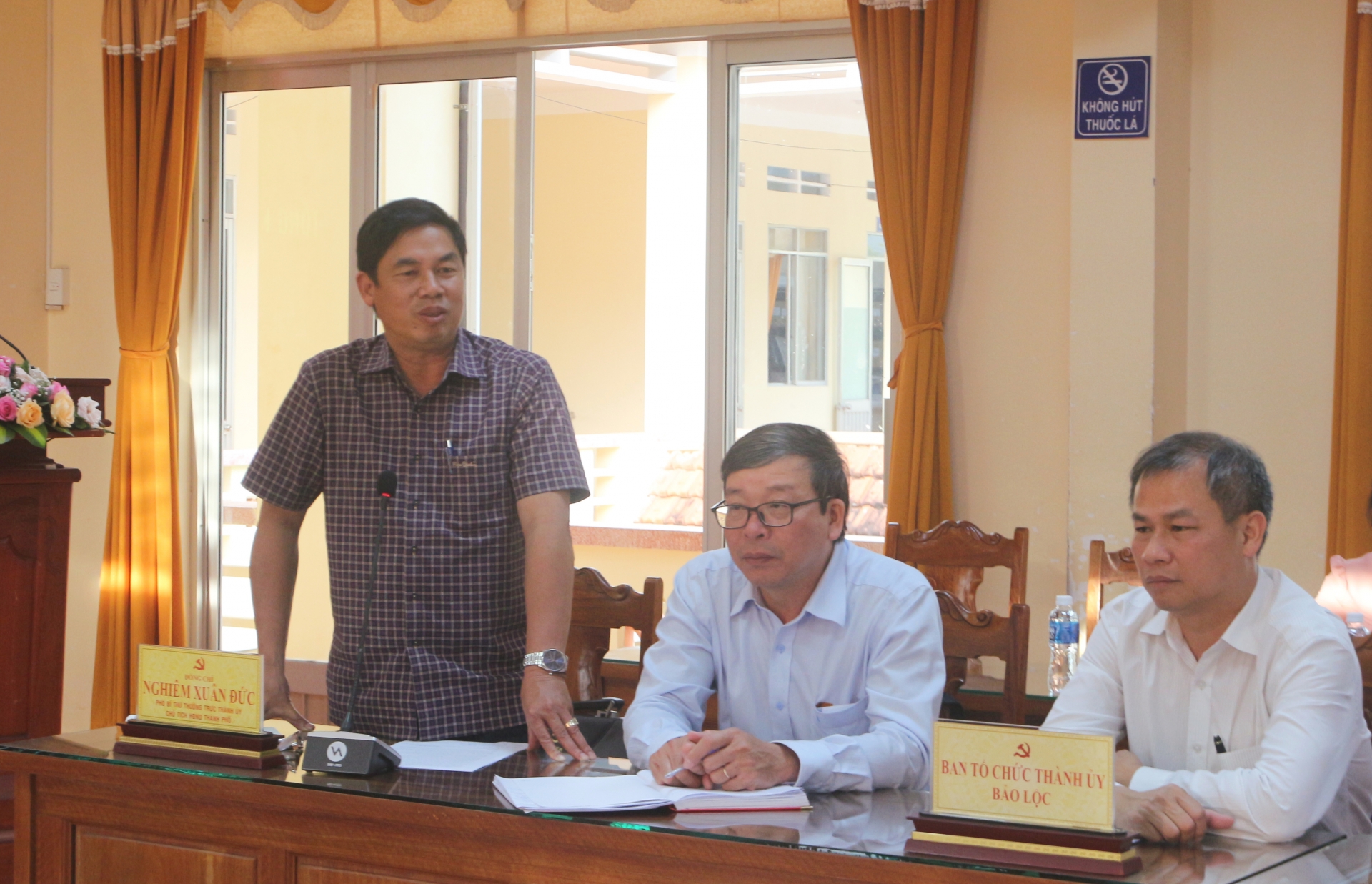 Phó Bí thư Thường trực Thành ủy, Chủ tịch HĐND TP Bảo Lộc phát biểu tại hội nghị