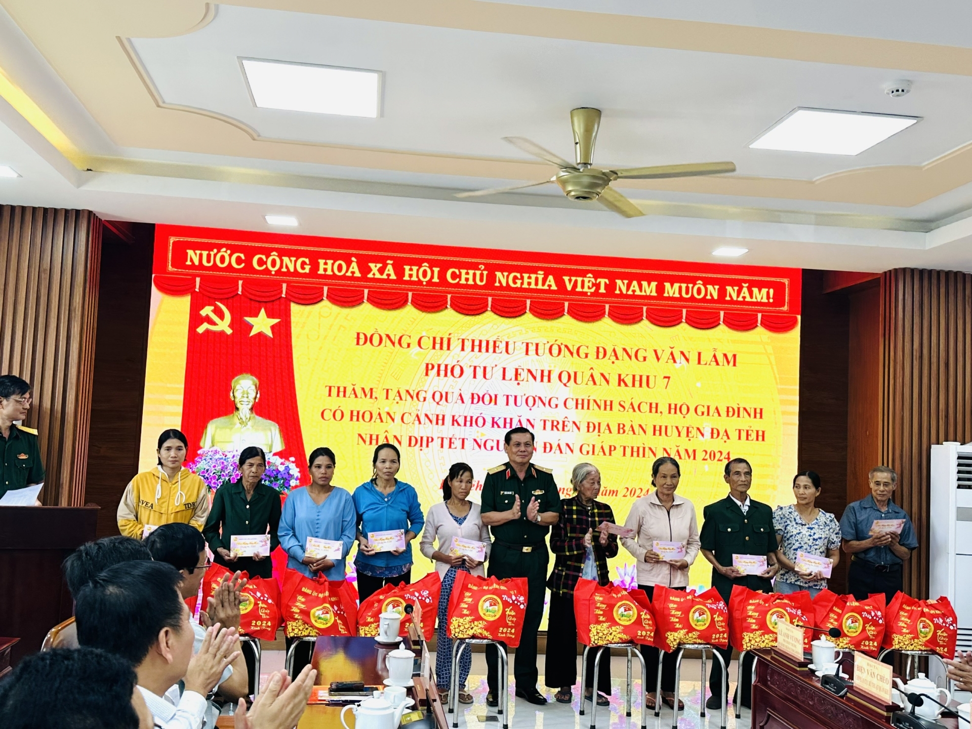 Bộ Tư lệnh Quân khu 7, Thiếu tướng Đặng Văn Lâm đã thăm hỏi và trao tặng 20 suất quà cho các gia đình chính sách, hộ nghèo trên địa bàn huyện.