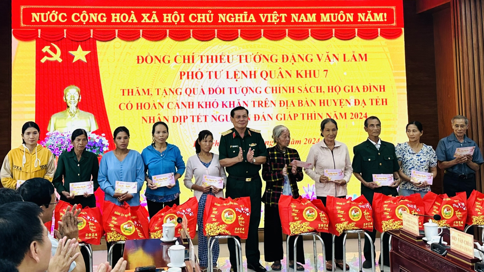 Bộ Tư lệnh Quân khu 7, Thiếu tướng Đặng Văn Lâm đã thăm hỏi và trao tặng 20 suất quà cho các gia đình chính sách, hộ nghèo trên địa bàn huyện