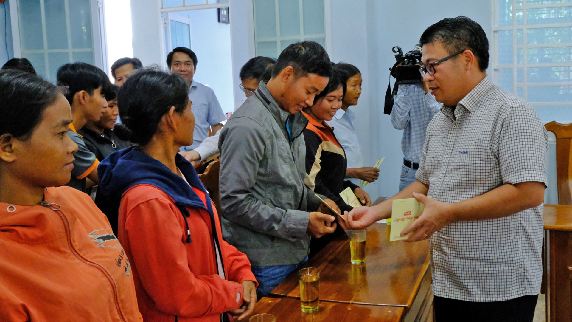Đồng chí Nguyễn Ngọc Phúc trao quà cho các hộ gia đình trên địa bàn xã Quốc Oai