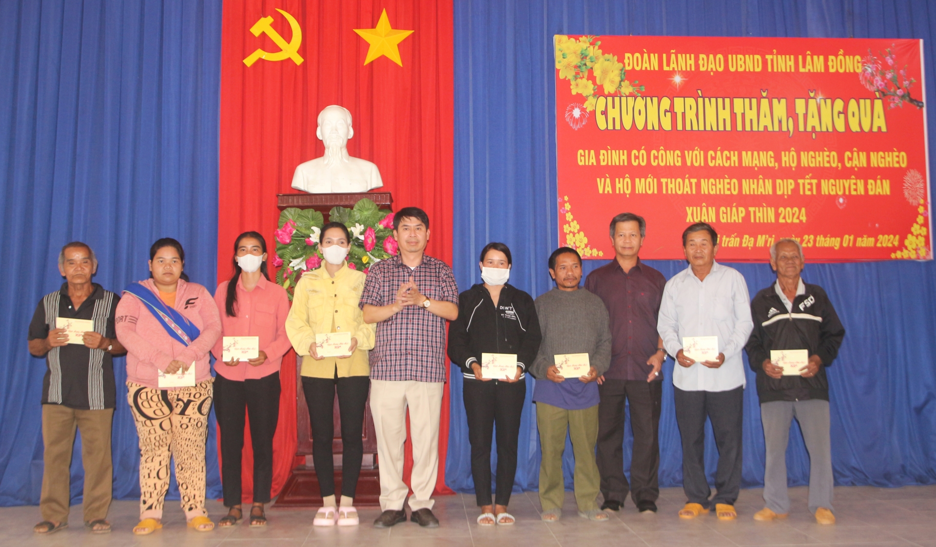 Phó Bí thư Huyện ủy, Chủ tịch UBND huyện Lê Bình Minh; lãnh đạo Sở Lao động, Thương bình và Xã hội tặng quà các hộ dân