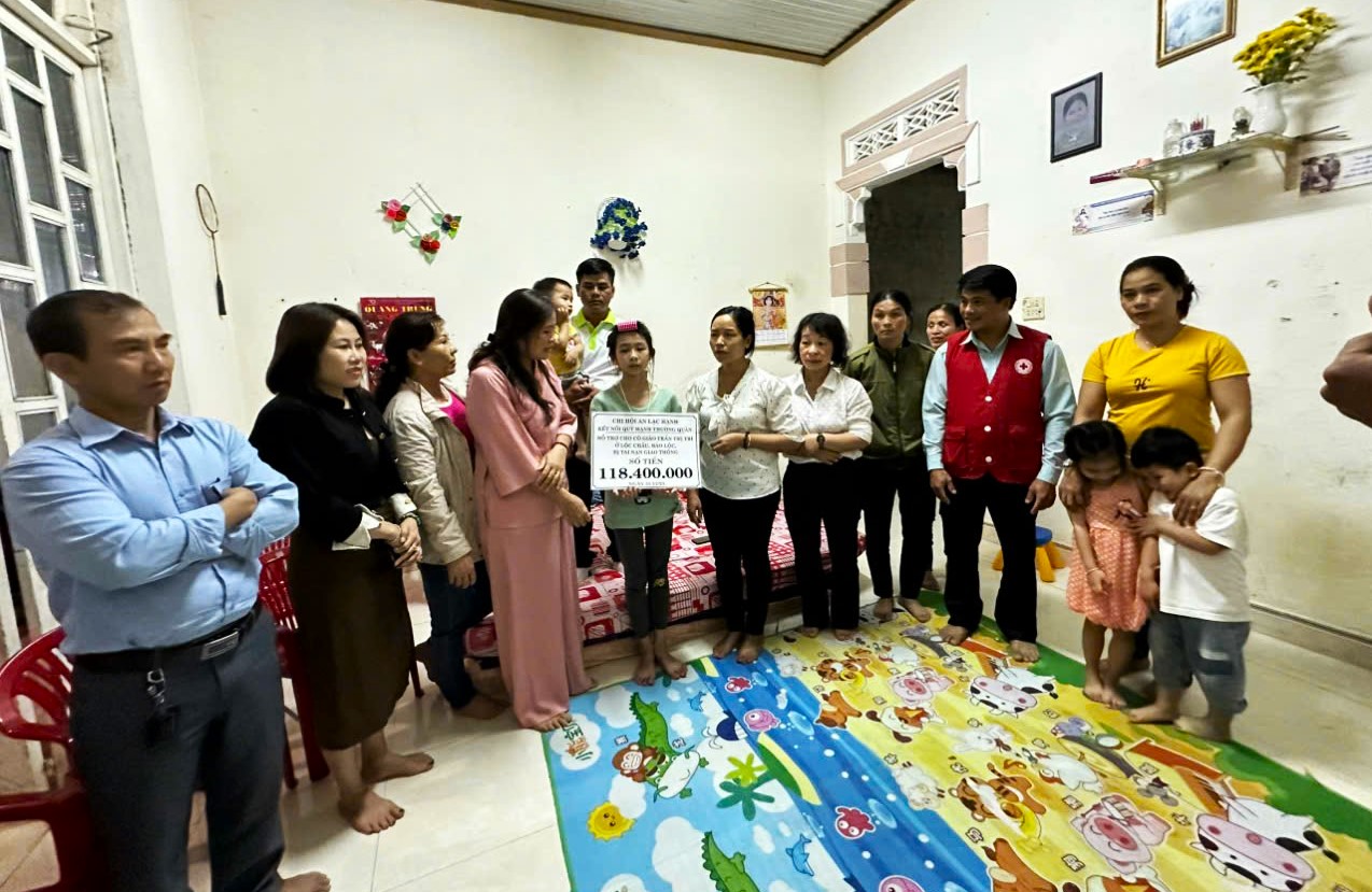 Hội Chữ thập đỏ TP Bảo Lộc và chi hội An Lạc Hạnh trao hỗ trợ số tiền hơn 118 triệu đồng cho gia đình cô giáo Trần Thị Trí