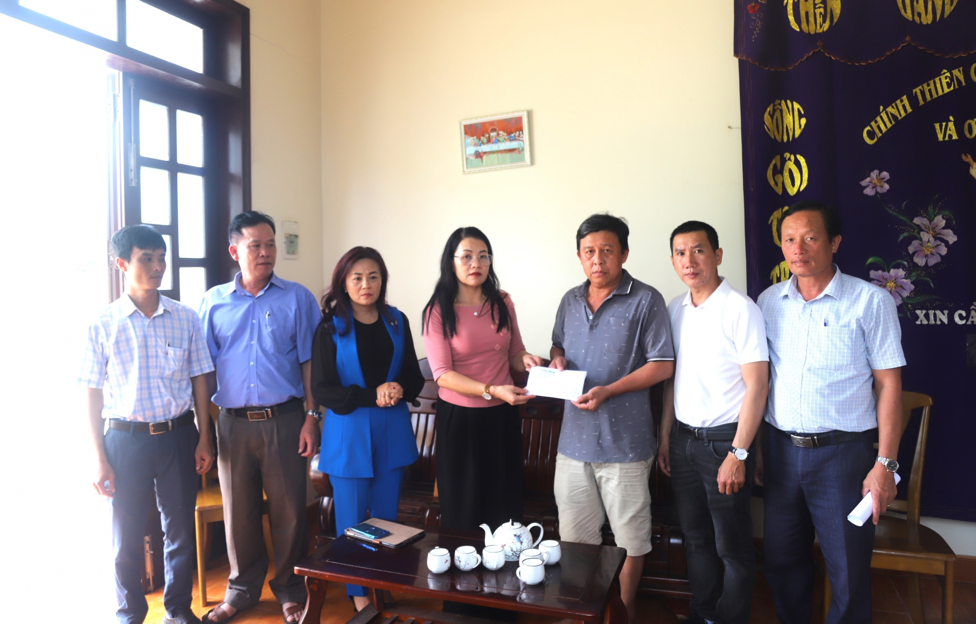 Nhà Báo Hồ Thị Lan - Tổng Biên tập Báo Lâm Đồng trao số tiền hơn 67 triệu đồng bạn đọc hỗ trợ cho gia đình chị Nguyễn Thị Thùy Linh