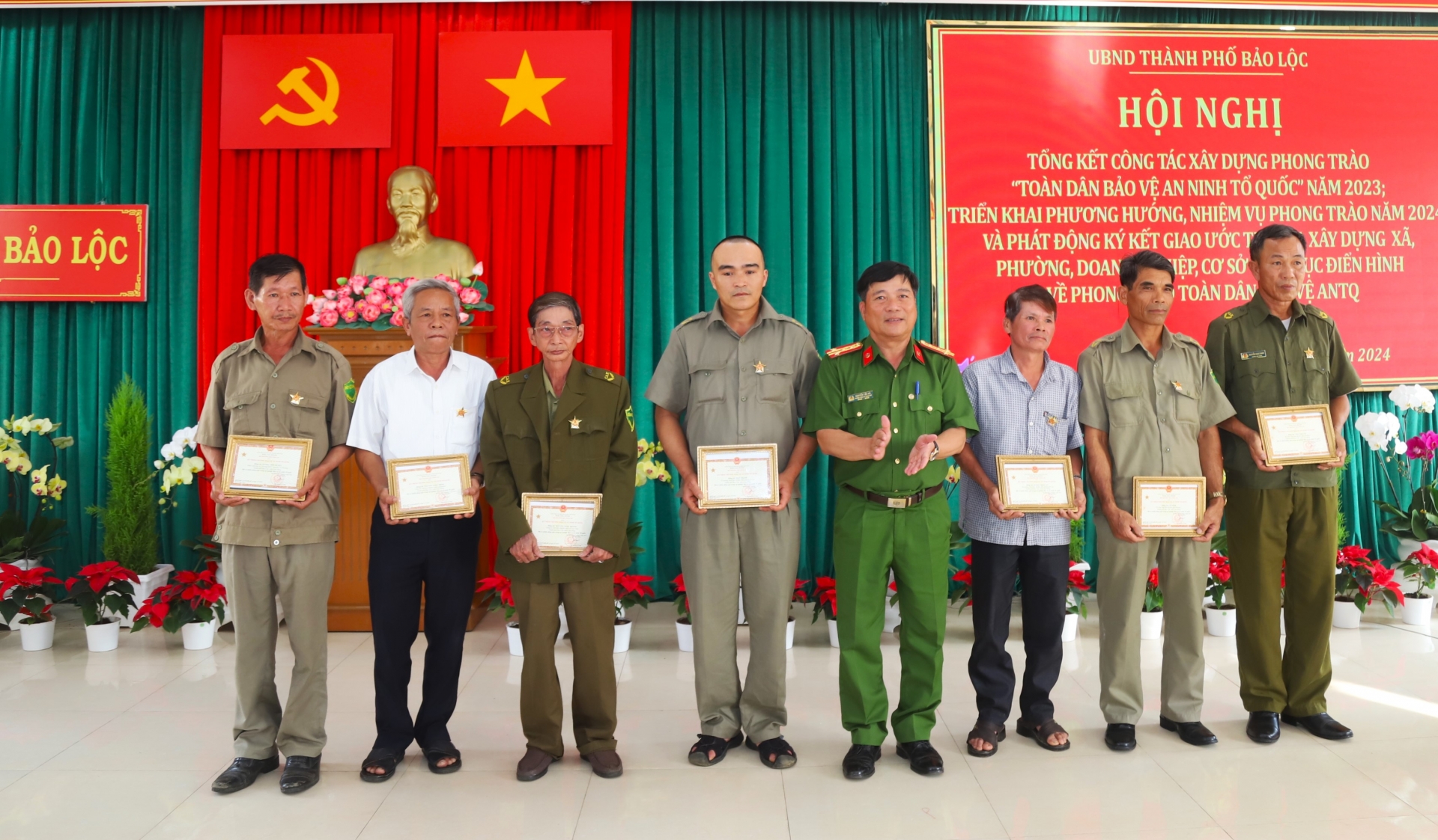 Các cá nhân nhận Kỷ niệm chương Bảo vệ an ninh Tổ quốc của Bộ trưởng Bộ Công an trao tặng