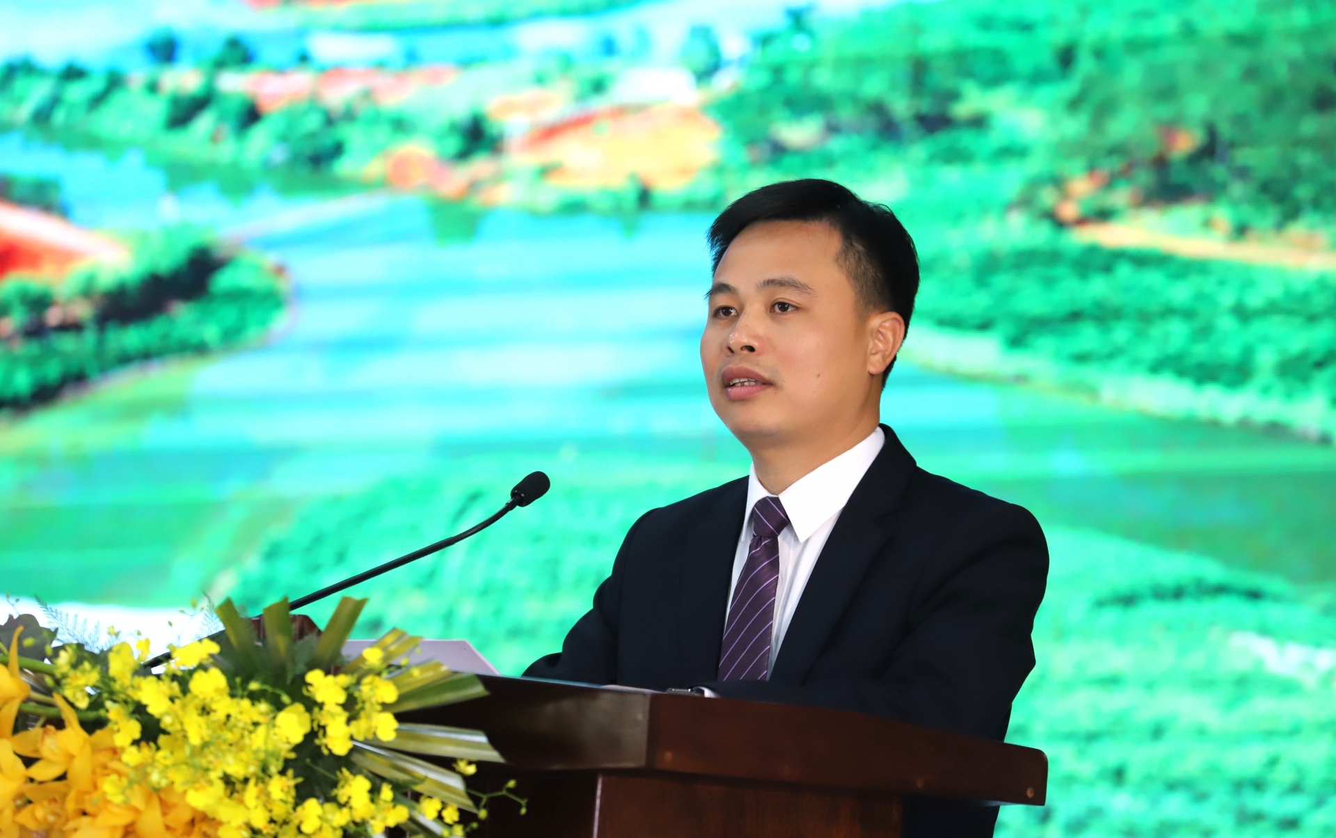 Đồng chí Nguyễn Văn Phòng - Giám đốc Công ty Nhôm Lâm Đồng báo cáo kết quả hoạt động sản xuất, kinh doanh tại hội nghị