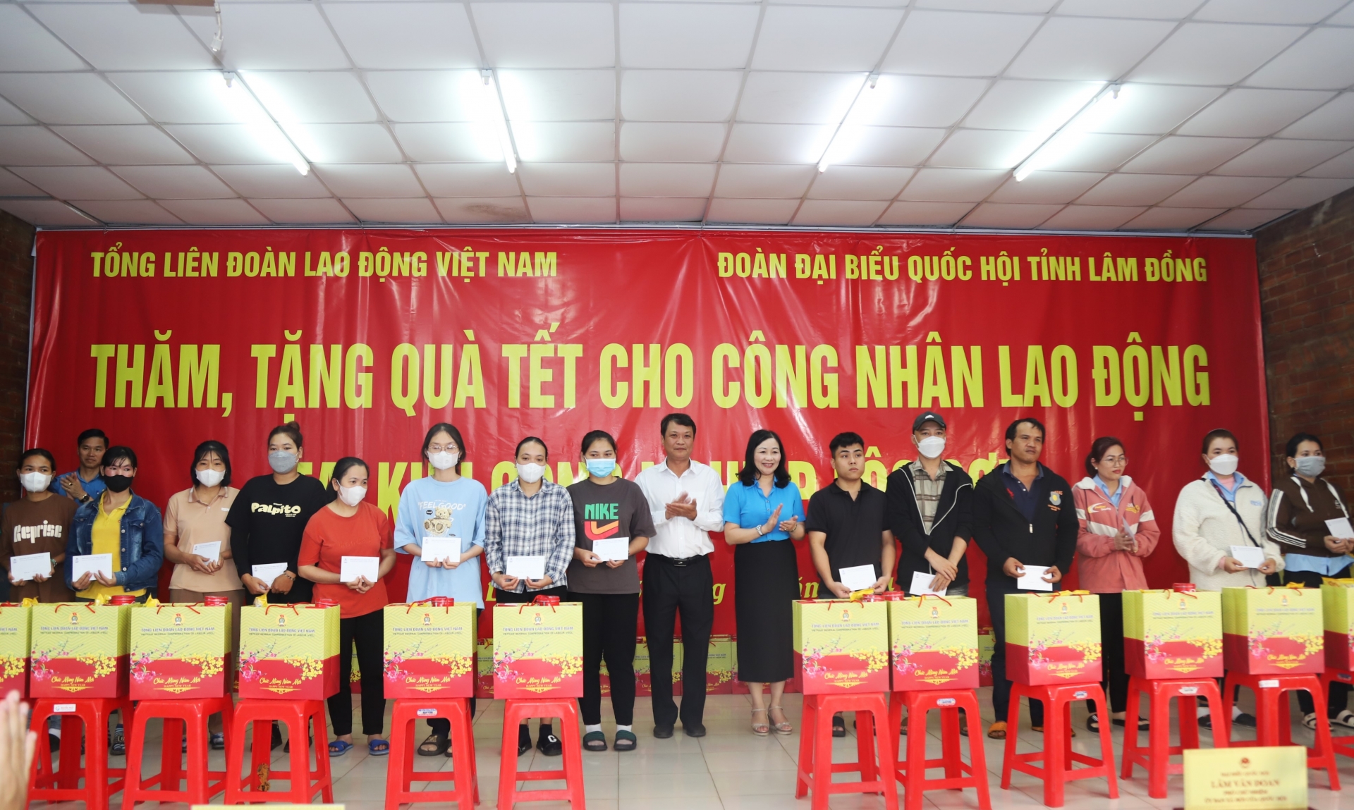 Phó Chủ tịch LĐLĐ tỉnh Lâm Đồng Phạm Thị Lệ Dung và Phó Chủ tịch UBND TP Bảo Lộc Phùng Ngọc Hạp trao tặng quà Tết cho công nhân, lao động