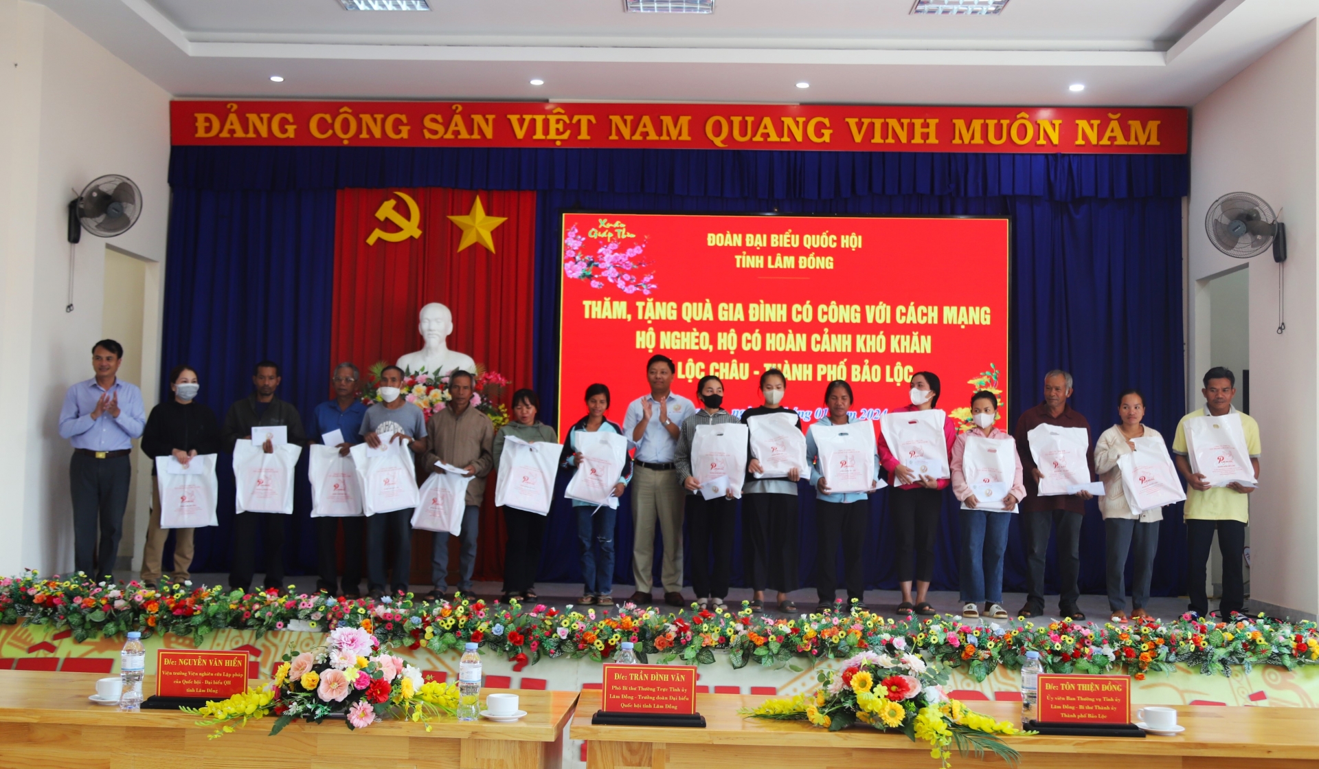 Các đại biểu trao tặng quà Tết cho hộ nghèo, bà con đồng bào dân tộc thiểu số xã Lộc Châu