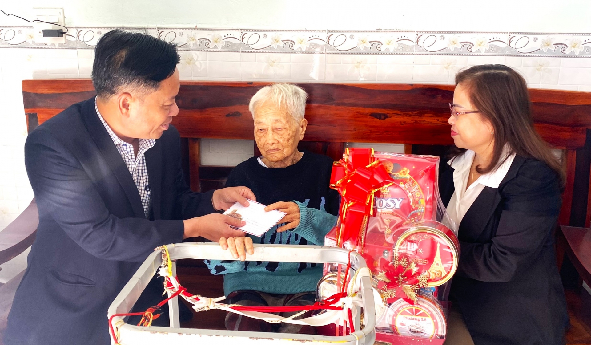 Đồng chí Phan Anh Tuấn - Phó Chủ tịch HĐND huyện Bảo Lâm ân cần thăm hỏi sức khỏe và trao tặng quà Tết cho mẹ Việt Nam anh hùng Bùi Thị Xê