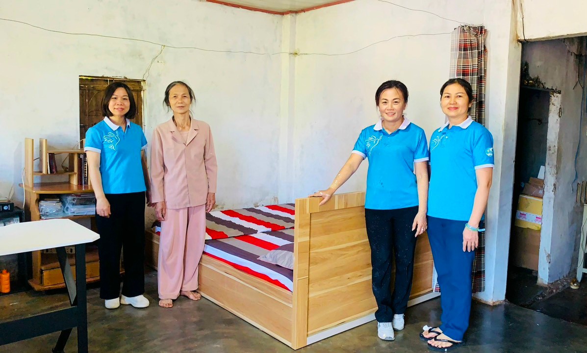 Hội Liên hiệp Phụ nữ TP Bảo Lộc mua giường mới tặng gia đình bà Nguyễn Thị Dung, ngụ tại xã Lộc Nga