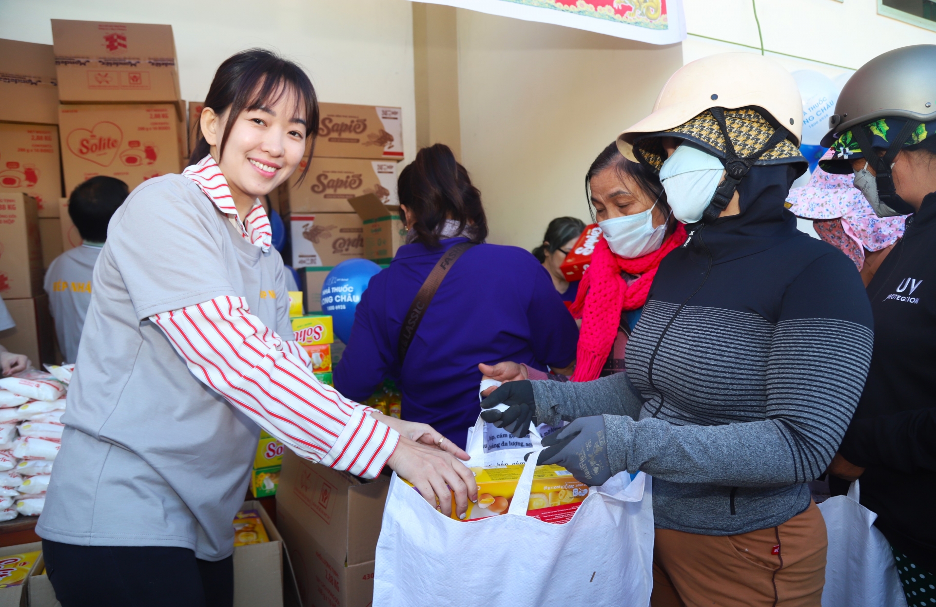 Bảo Lộc: Chợ Tết nhân ái mang 500 phần quà đến với người khó khăn, yếu thế