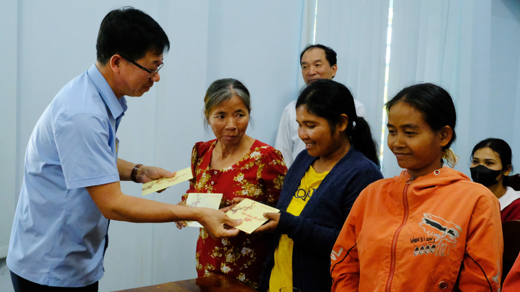 Đại diện Ủy ban MTTQ Việt Nam tỉnh trao quà cho các hộ gia đình trên địa bàn xã Quốc Oai