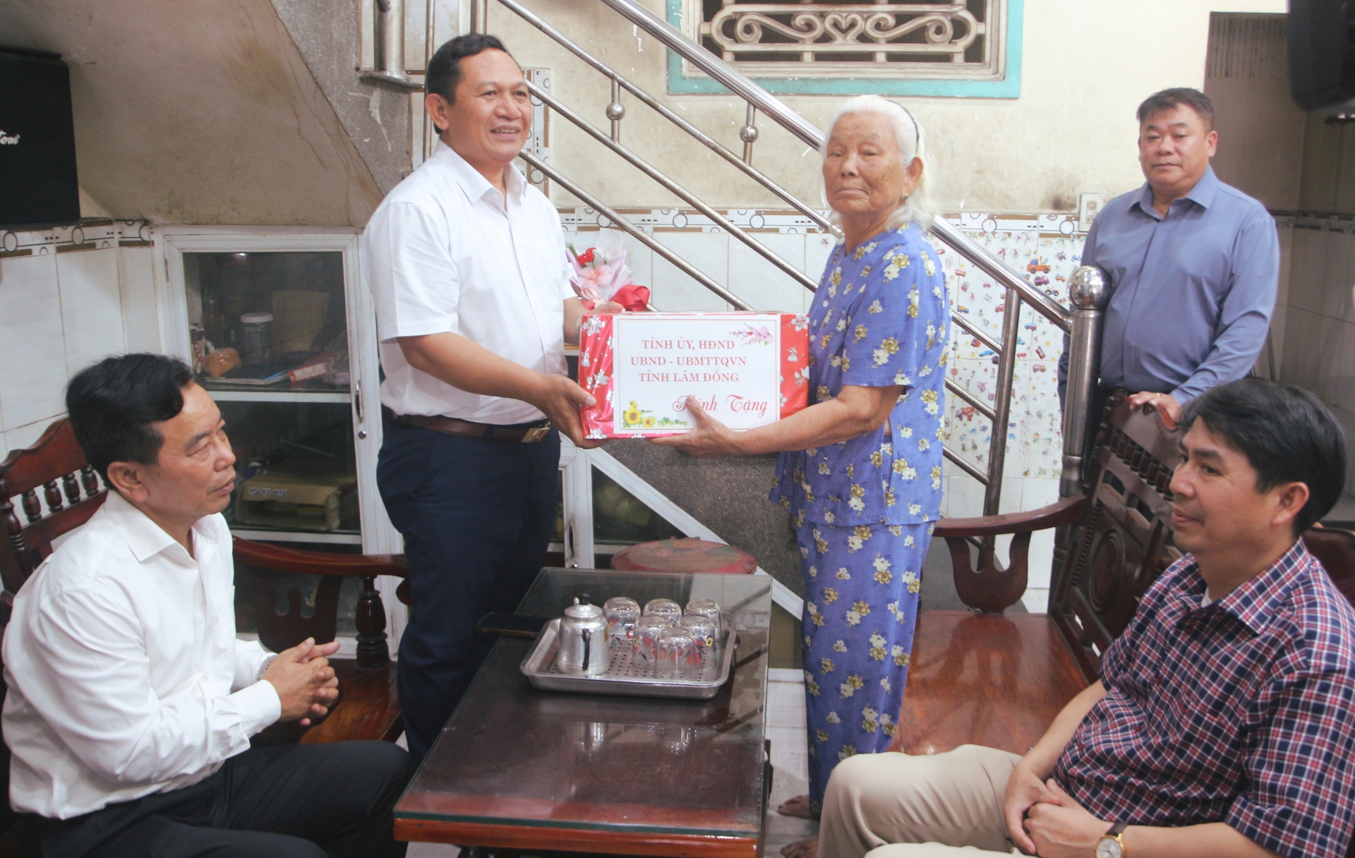 Đồng chí K’ Mák – Uỷ viên BTV Tỉnh ủy, Phó Chủ tịch HĐND tỉnh tặng quà bà Nguyễn Thị Ngâu, người có cng giúp đỡ cách mạng