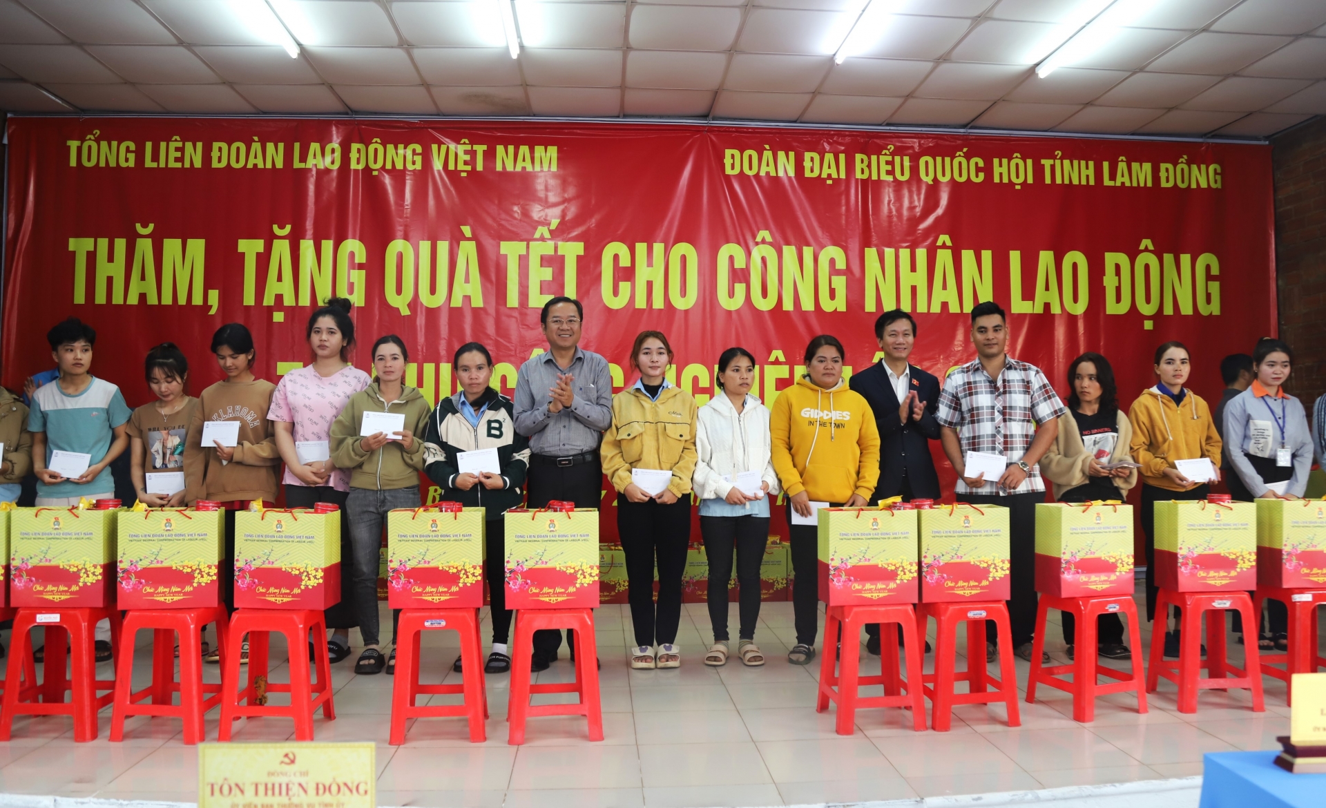 Đồng chí Lâm Văn Đoan – Phó Chủ nhiệm Ủy ban Xã hội của Quốc hội và đồng chí Tôn Thiện Đồng - Bí thư Thành ủy Bảo Lộc trao tặng quà Tết cho công nhân, lao động khó khăn