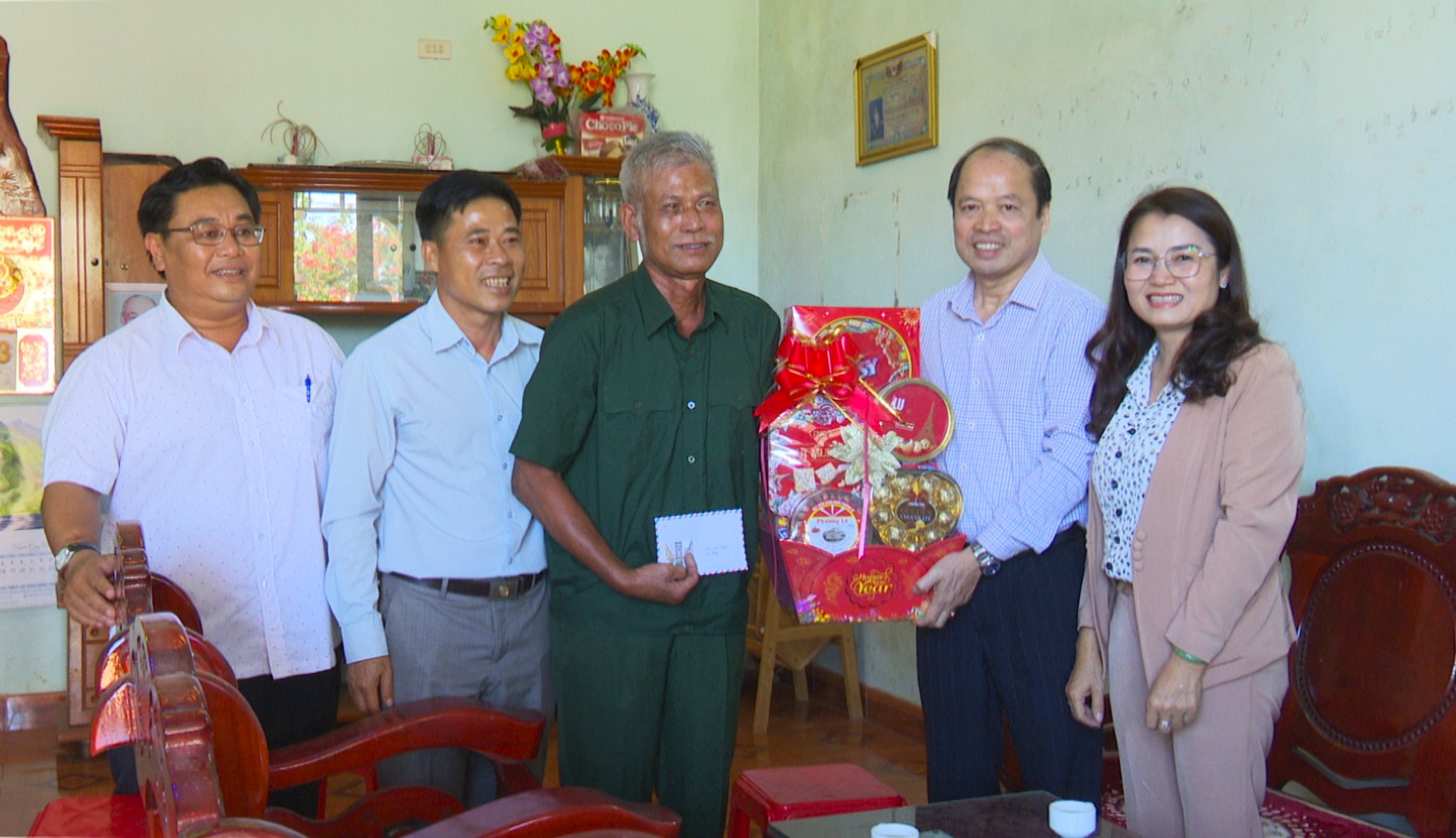 Đồng chí Nguyễn Viết Vân - Bí thư Huyện ủy Bảo Lâm tới thăm, chúc Tết tặng quà các gia đình chính sách