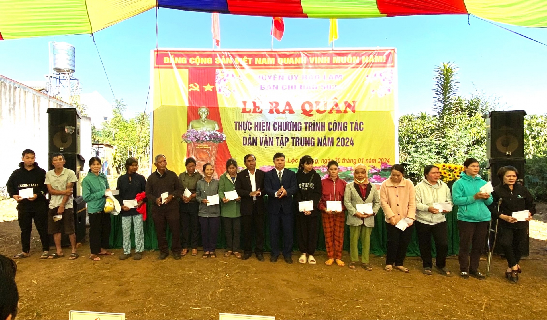 Lãnh đạo huyện Bảo Lâm trao tặng quà tết cho hộ nghèo, hộ đồng bào dân tộc thiểu số khó khăn tại lễ ra quân thực hiện công tác dân vận