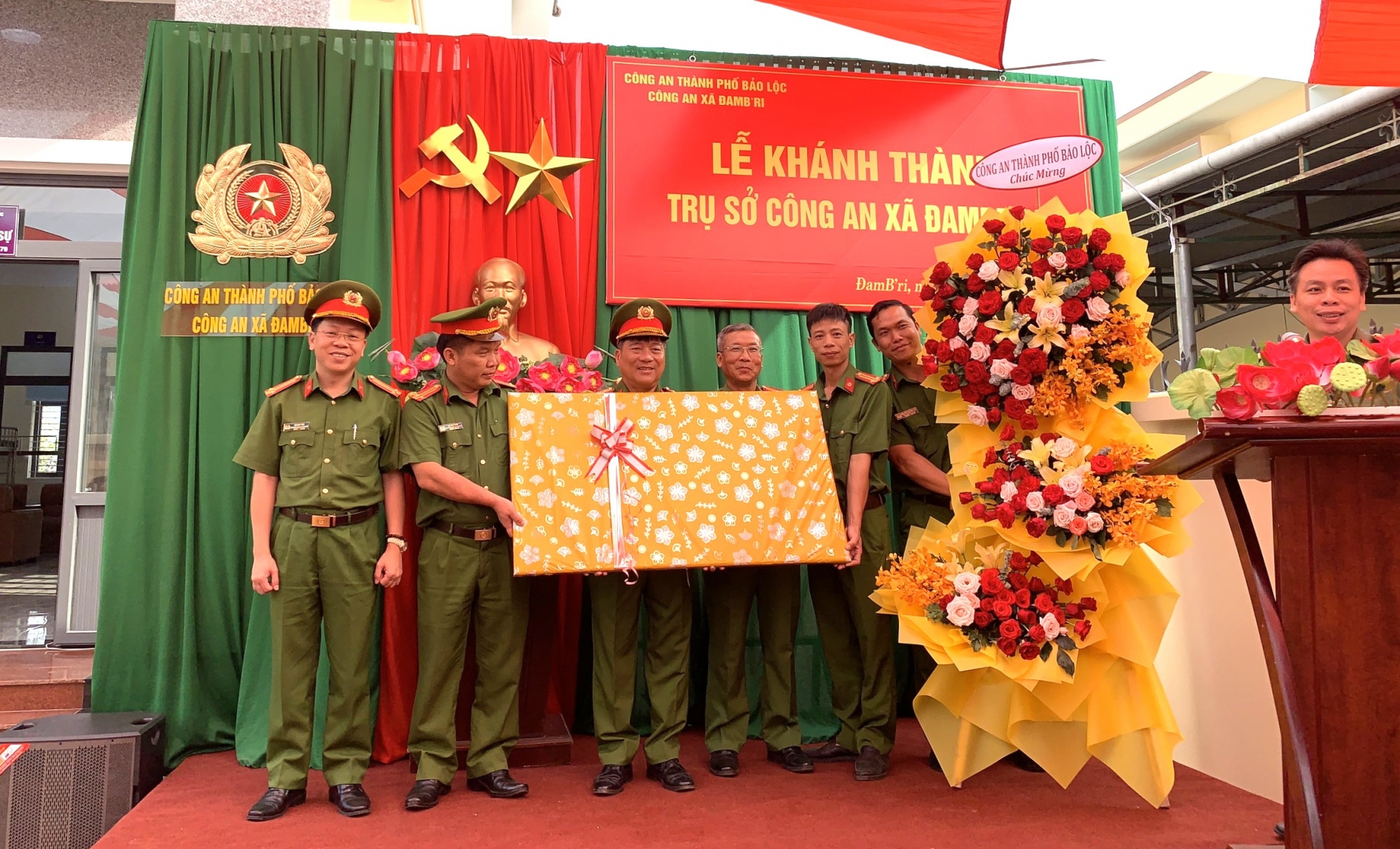 Đại tá Nguyễn Tấn Vũ - Trưởng Công an TP Bảo Lộc tặng quà chúc mừng Công an xã Đam Bri
