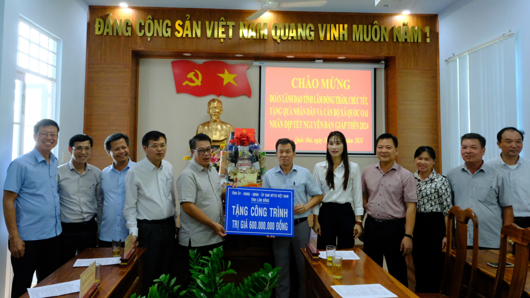 Đồng chí Nguyễn Ngọc Phúc tặng quà Tết và trao tặng công trình trị giá 600 triệu đồng cho xã Quốc Oai