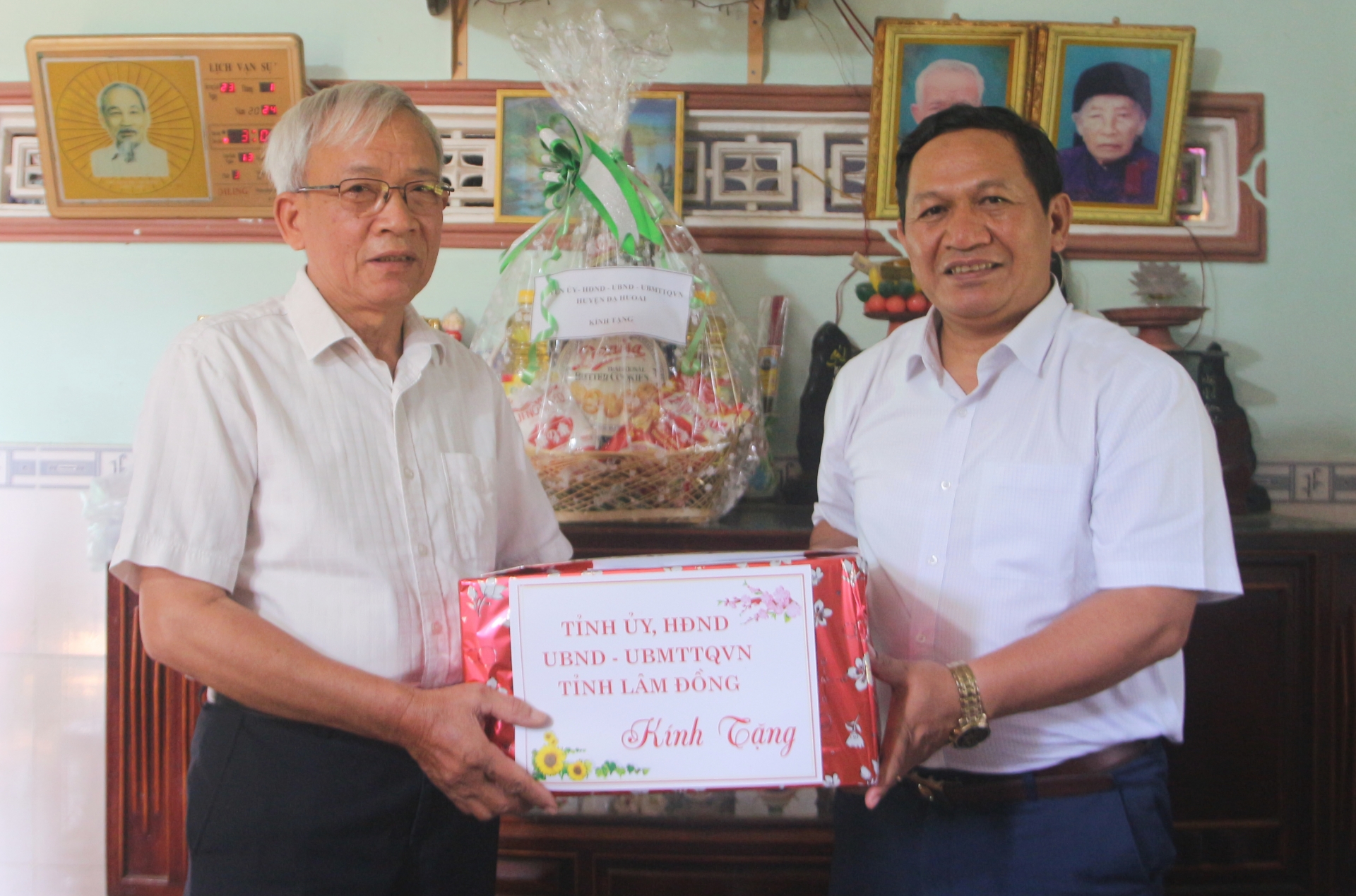 Đồng chí K’ Mák – Uỷ viên BTV Tỉnh ủy, Phó Chủ tịch HĐND tỉnh tặng quà CCB Nguyễn Thanh Sơn 