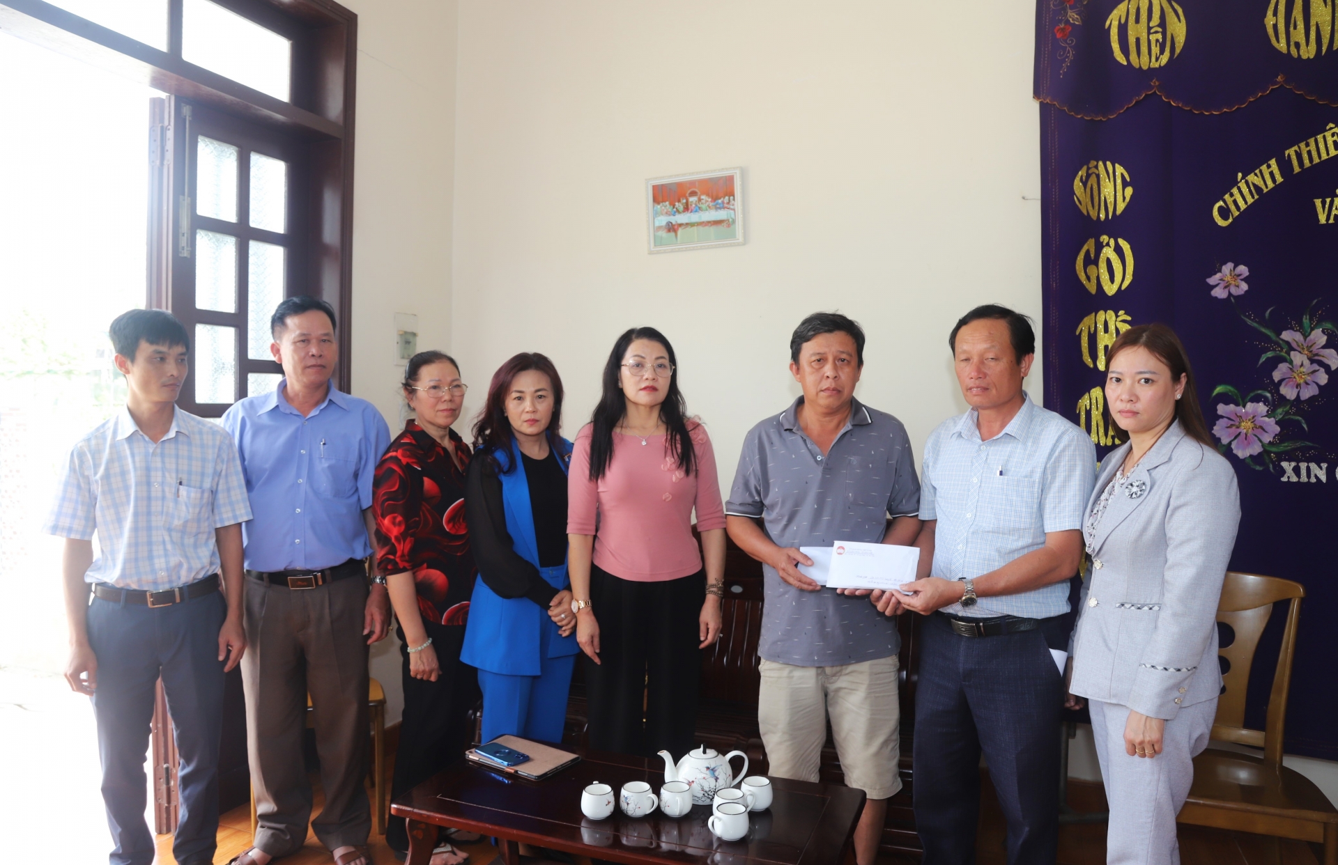Lãnh đạo xã Lộc Châu trao số tiền hơn 22 triệu đồng bạn đọc hỗ trợ cho gia đình chị Linh thông qua tài khoản Quỹ vì người nghèo xã Lộc Châu
