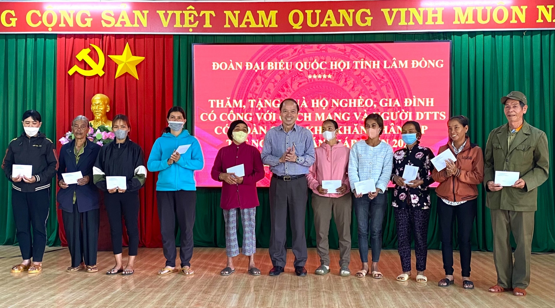 Đồng chí Nguyễn Viết Vân - Bí thư Huyện ủy Bảo Lâm trao tặng quà Tết cho các hộ nghèo, hộ đồng bào dân tộc thiểu số