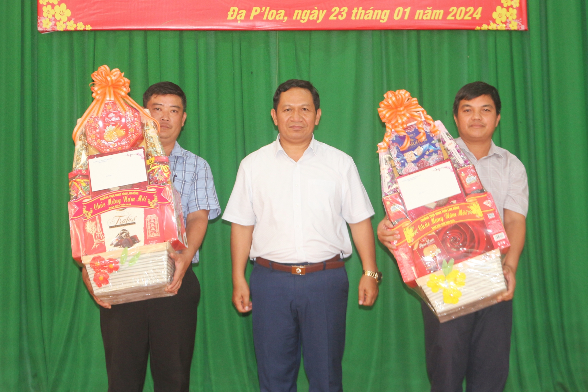 Đồng chí K’ Mák – Uỷ viên BTV Tỉnh ủy, Phó Chủ tịch HĐND tỉnh tặng quà cho chính quyền địa phương xã Đạ Ploa, Đoàn Kết 