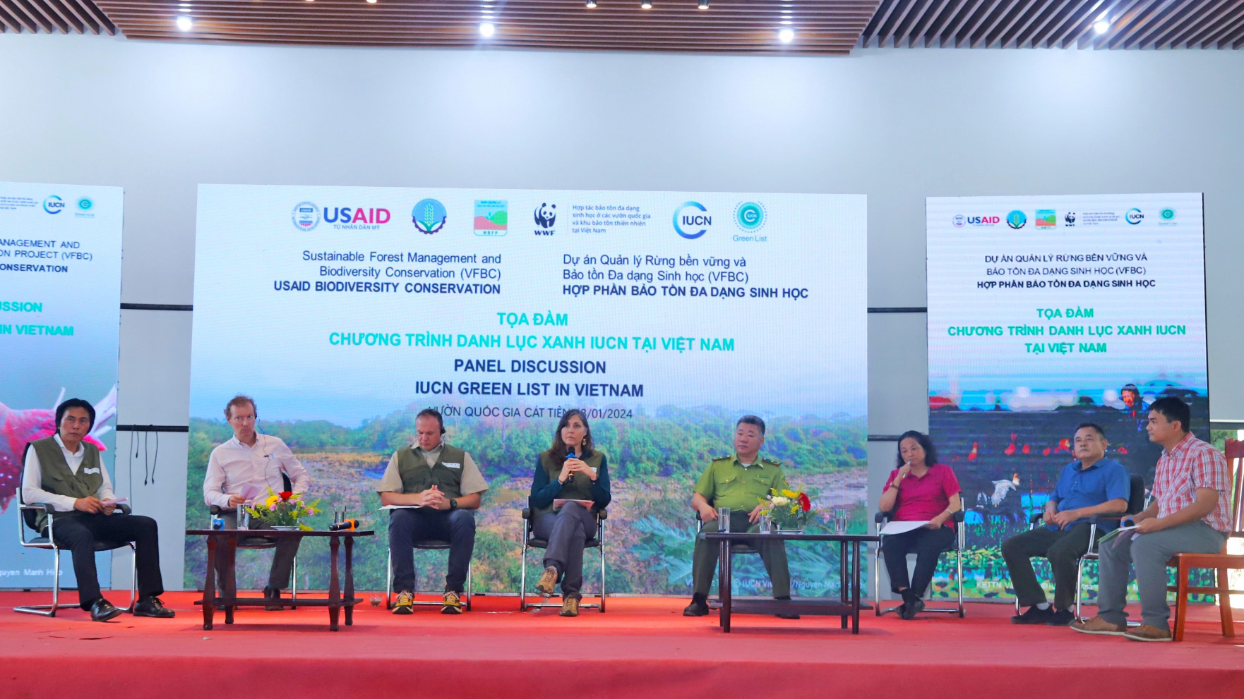 Các chuyên gia nước ngoài và Việt Nam cùng trao đổi về quá trình triển khai các phần việc bảo tồn thiên nhiên để đạt chứng nhận Danh lục xanh