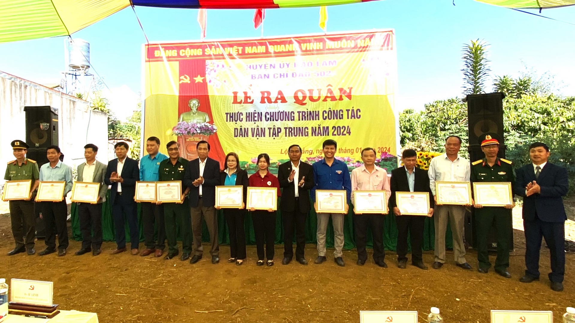 Huyện Bảo Lâm khen thưởng các tập thể, cá nhân có nhiều đóng góp cho đợt thực hiện công tác dân vận tập trung
