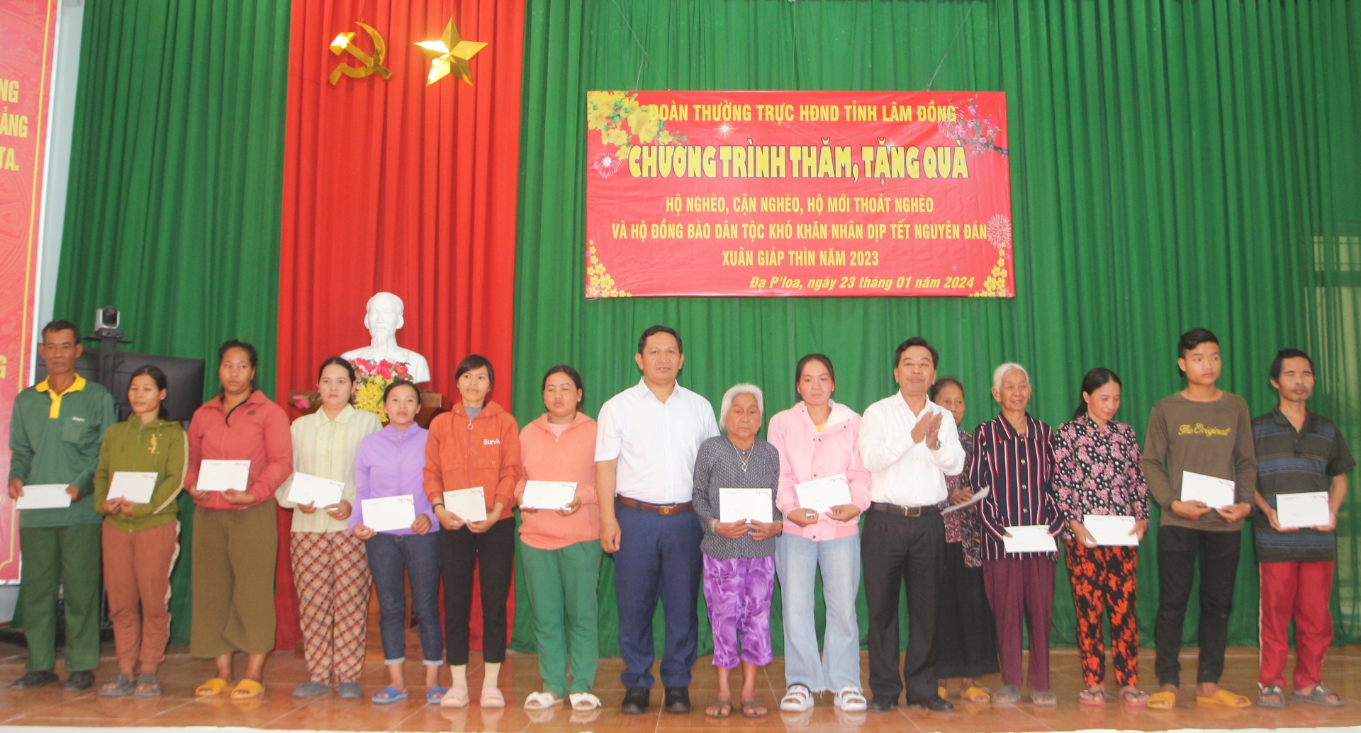 Thường trực HĐND tỉnh chúc tết, tặng quà tại huyện Đạ Huoai